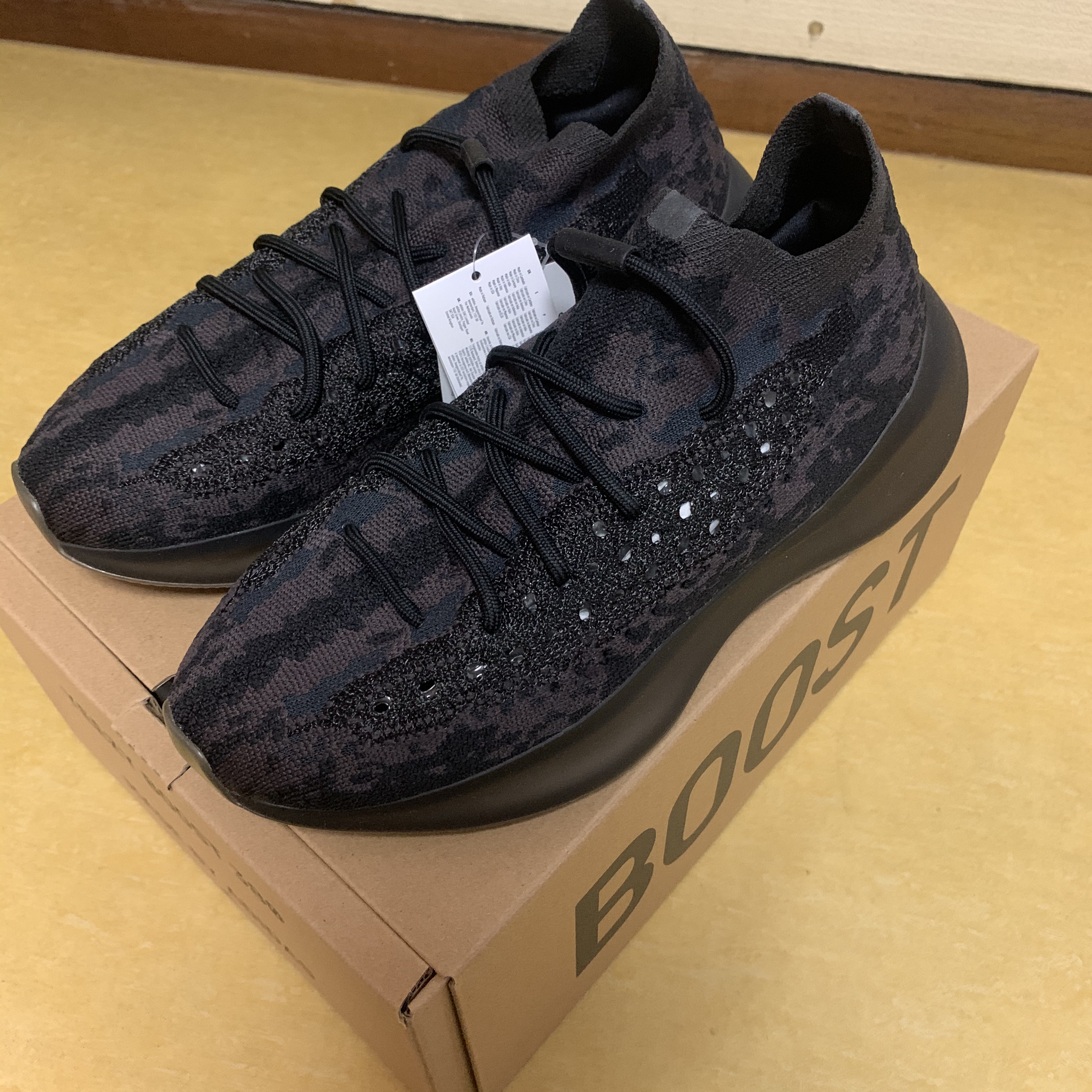 Adidas Yeezy Boost 380 Onyx - Non-Reflective 착용 스타일