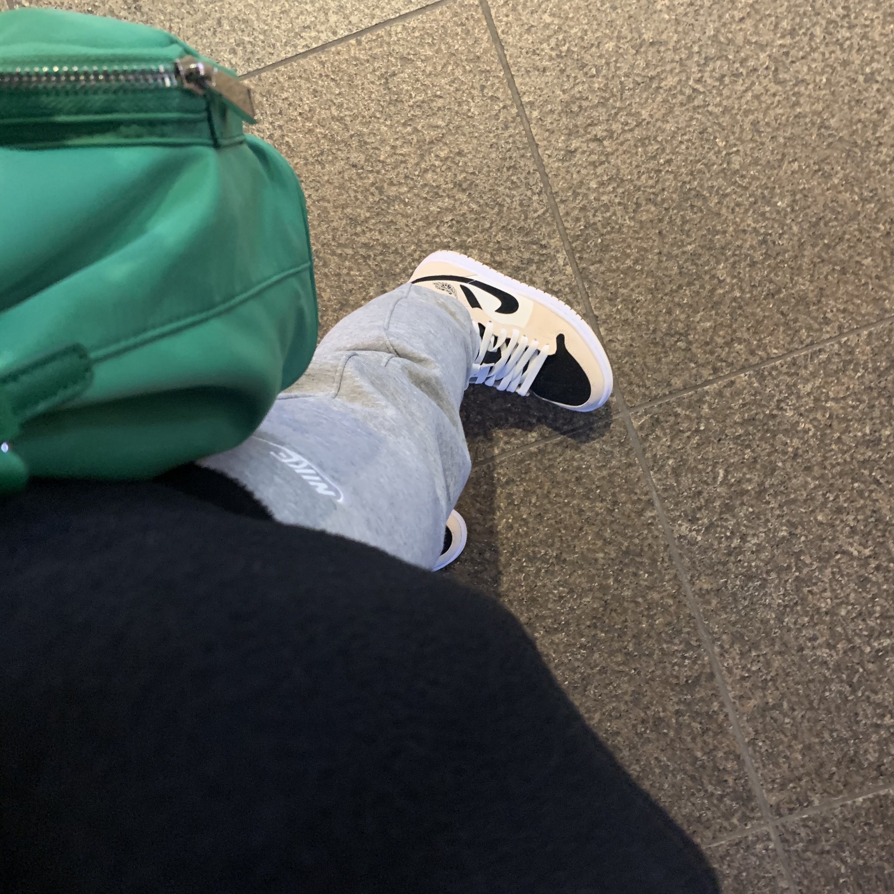(W) Jordan 1 Mid Barely Orange 착용 스타일