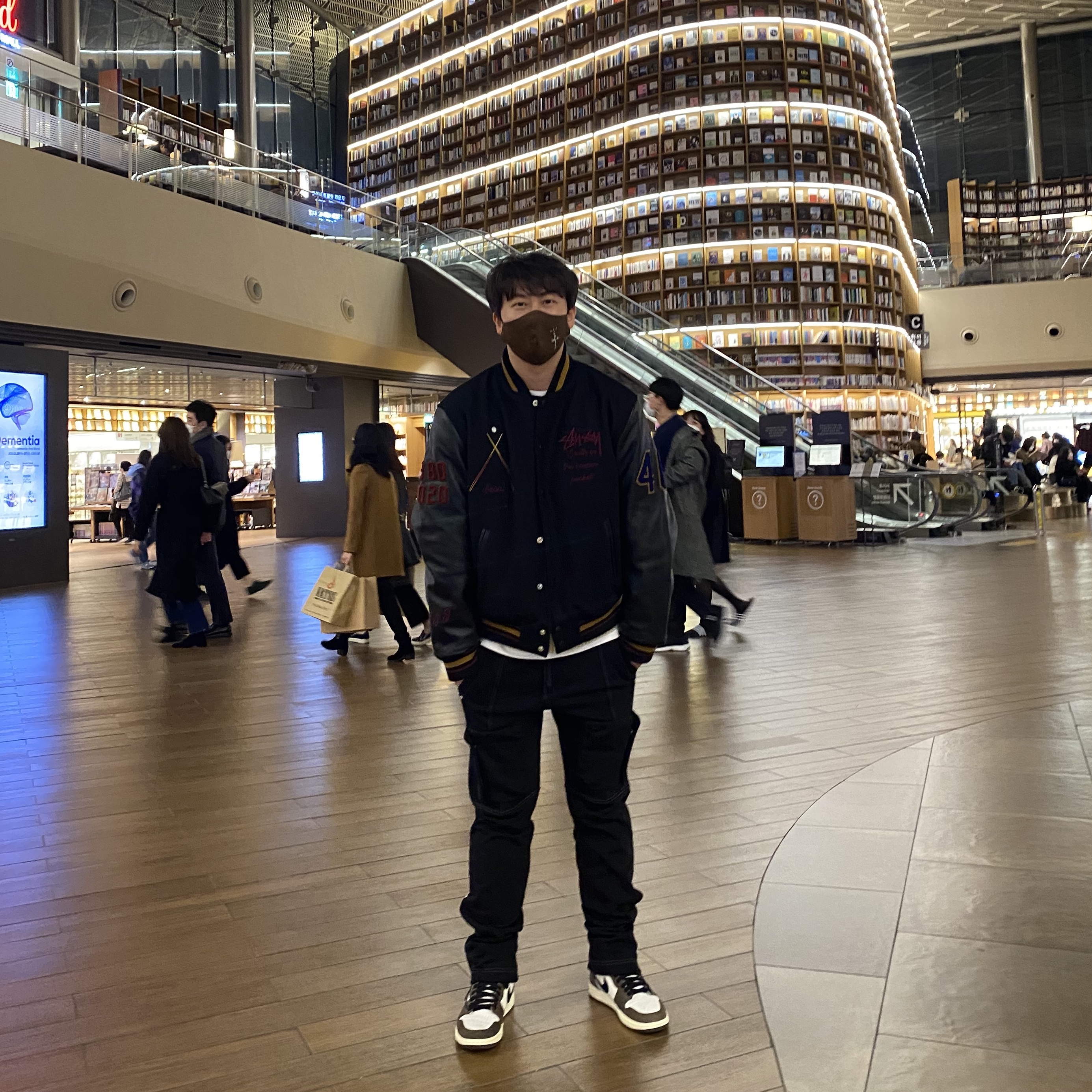 Jordan 1 x Travis Scott Retro High OG SP Mocha, Stussy 40th Anniversary IST Jacket (Ny.LT.La) 착용 스타일