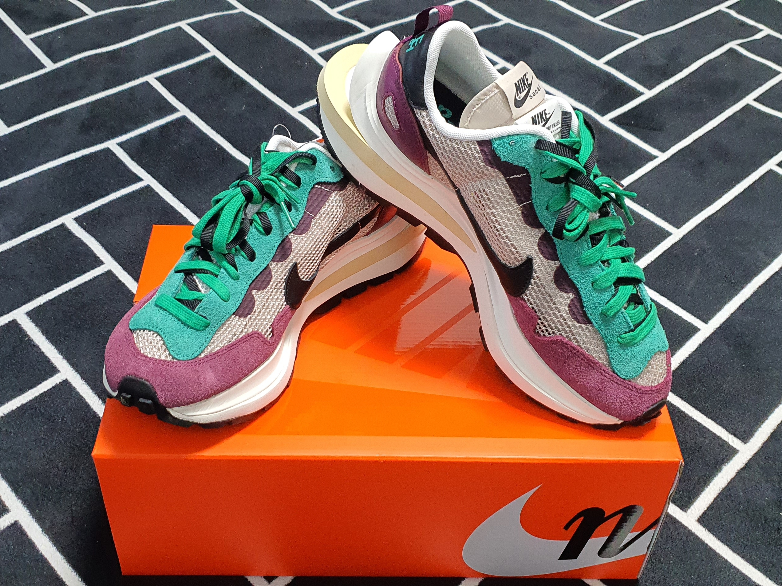 Nike x Sacai VaporWaffle String & Black Villain Red 착용 스타일 - 1