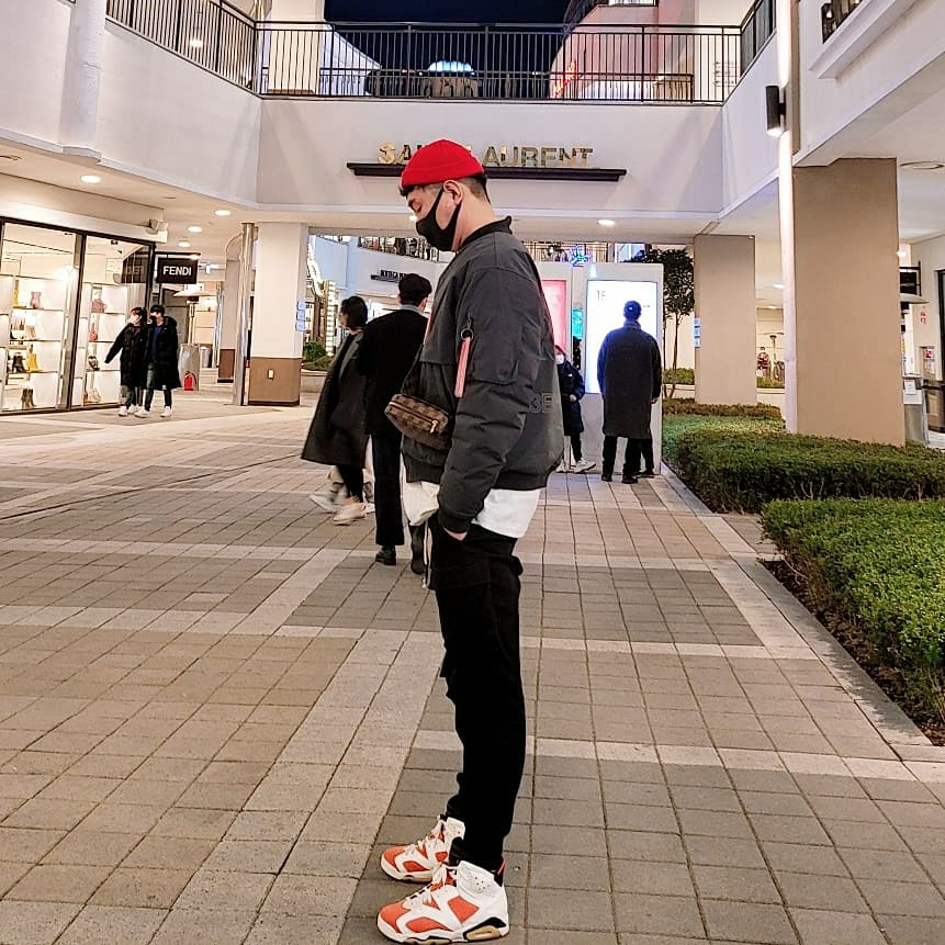 Jordan 6 Retro Gatorade Like Mike White, IAB Studio Long Sleeve Light Gray 착용 스타일 - 3