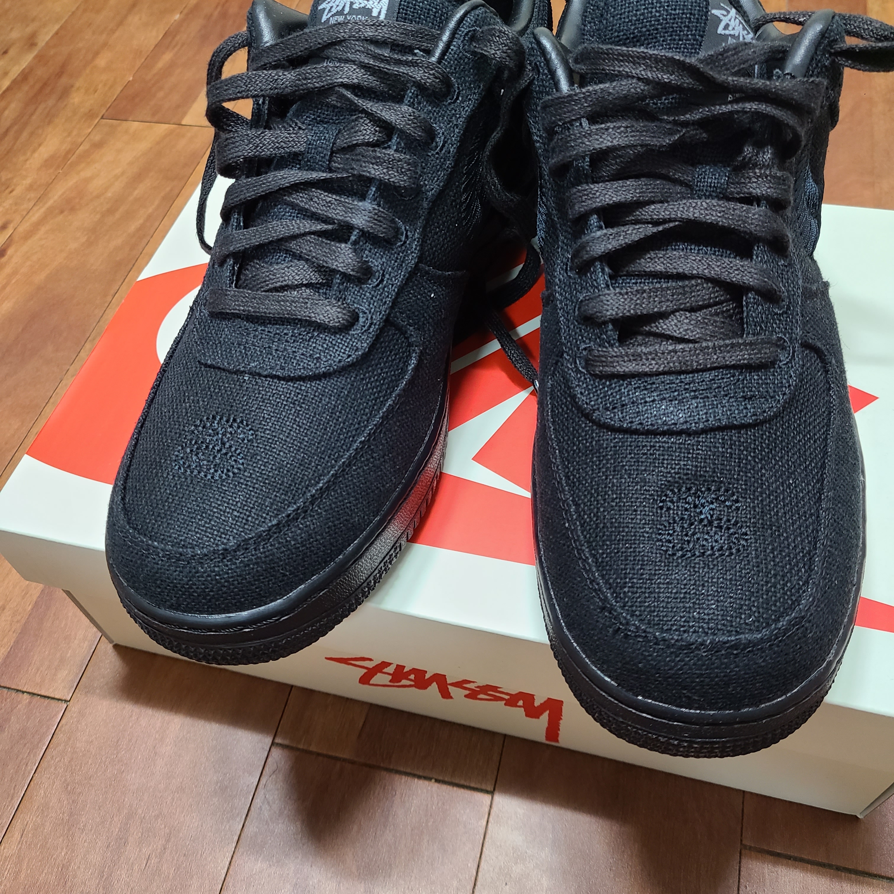 Nike x Stussy Air Force 1 Low Triple Black 착용 스타일 - 2