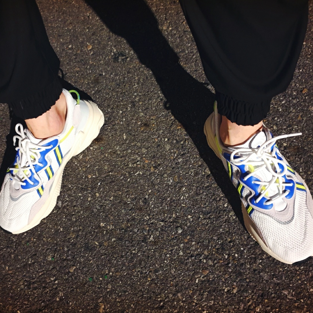 Adidas Ozweego Cloud White Solar Yellow 착용 스타일 - 3