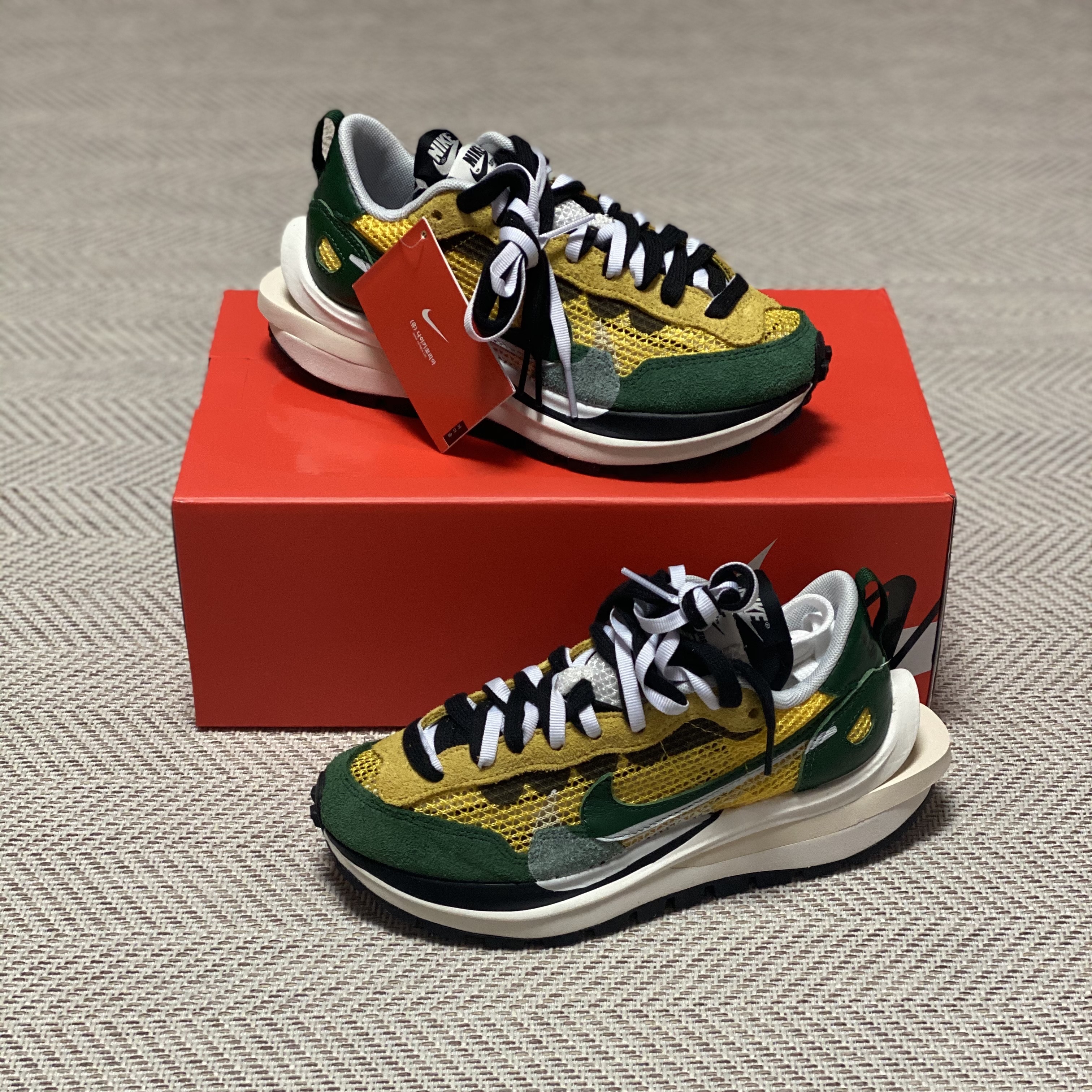 Nike x Sacai VaporWaffle Tour Yellow & Gorge Green Sail 착용 스타일 - 1