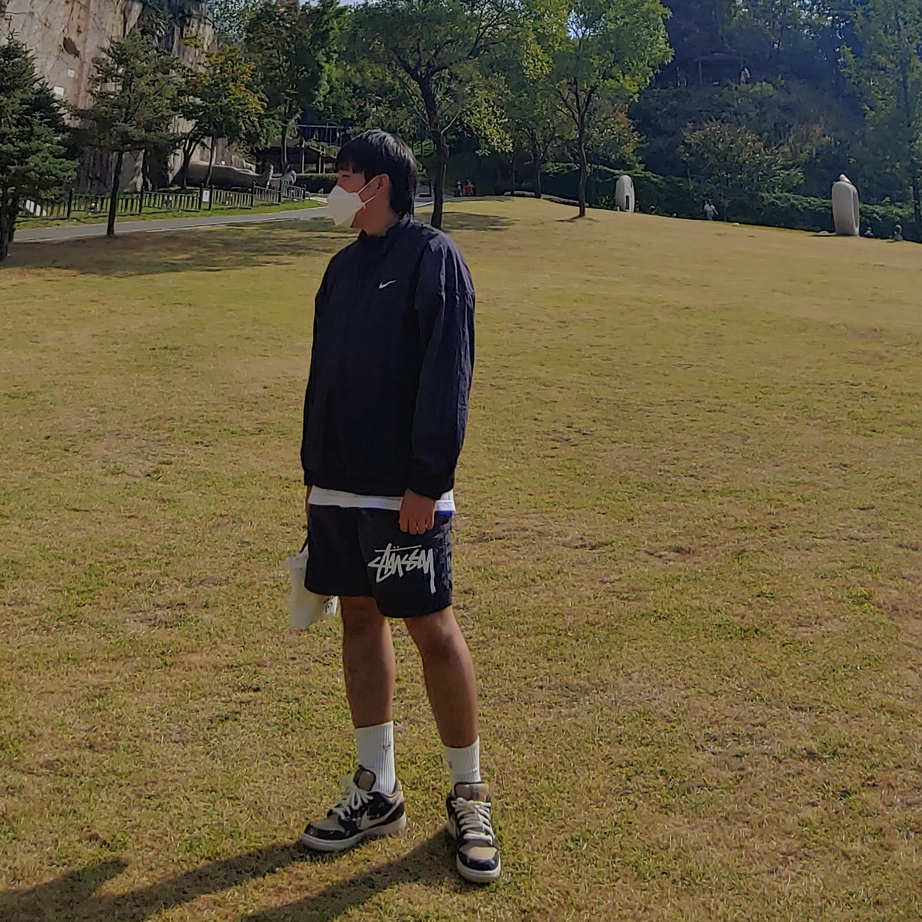 Nike x Stussy Windrunner Jacket Off Noir, Nike x Stussy Water Shorts Off Noir 착용 스타일