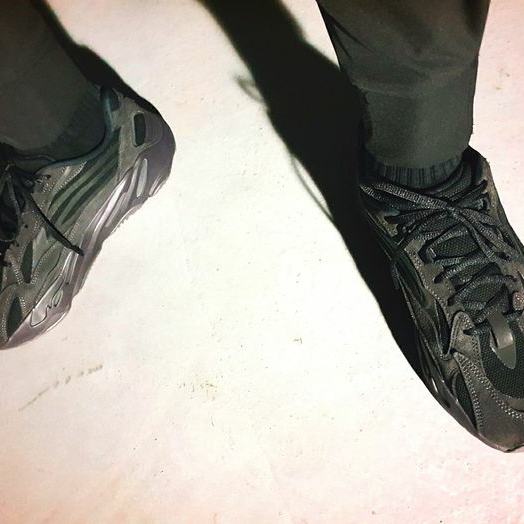 Adidas Yeezy Boost 700 V2 Vanta 2019 착용 스타일 - 4