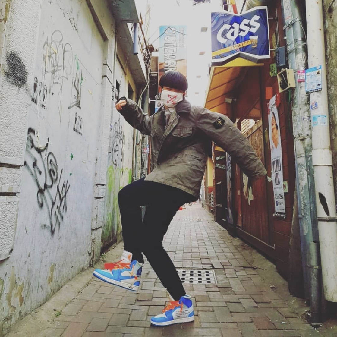 Jordan 1 x Off-White Retro High University Blue 착용 스타일
