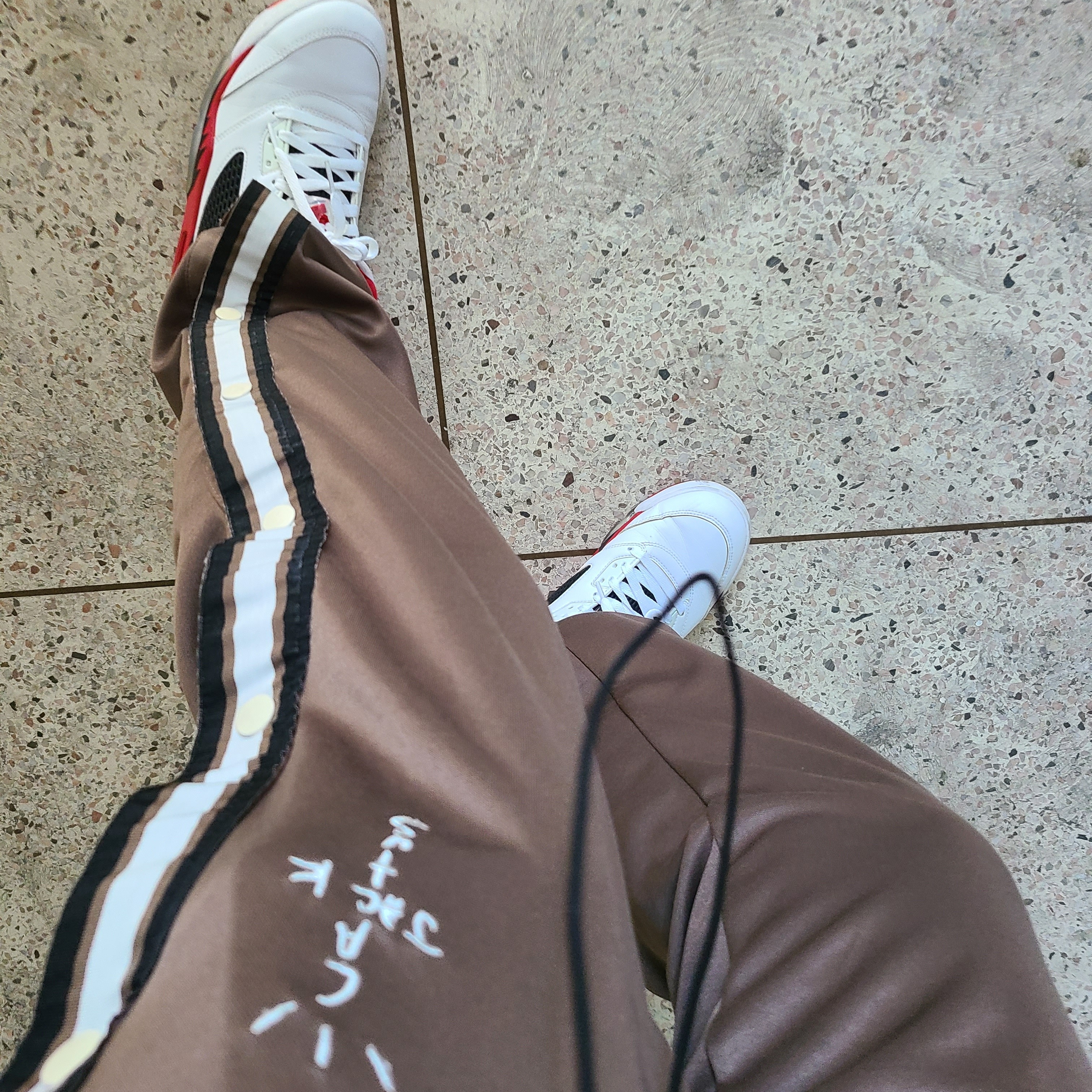 Jordan 5 Retro Low Fire Red, Jordan x Travis Scott MJ Track Pants 착용 스타일