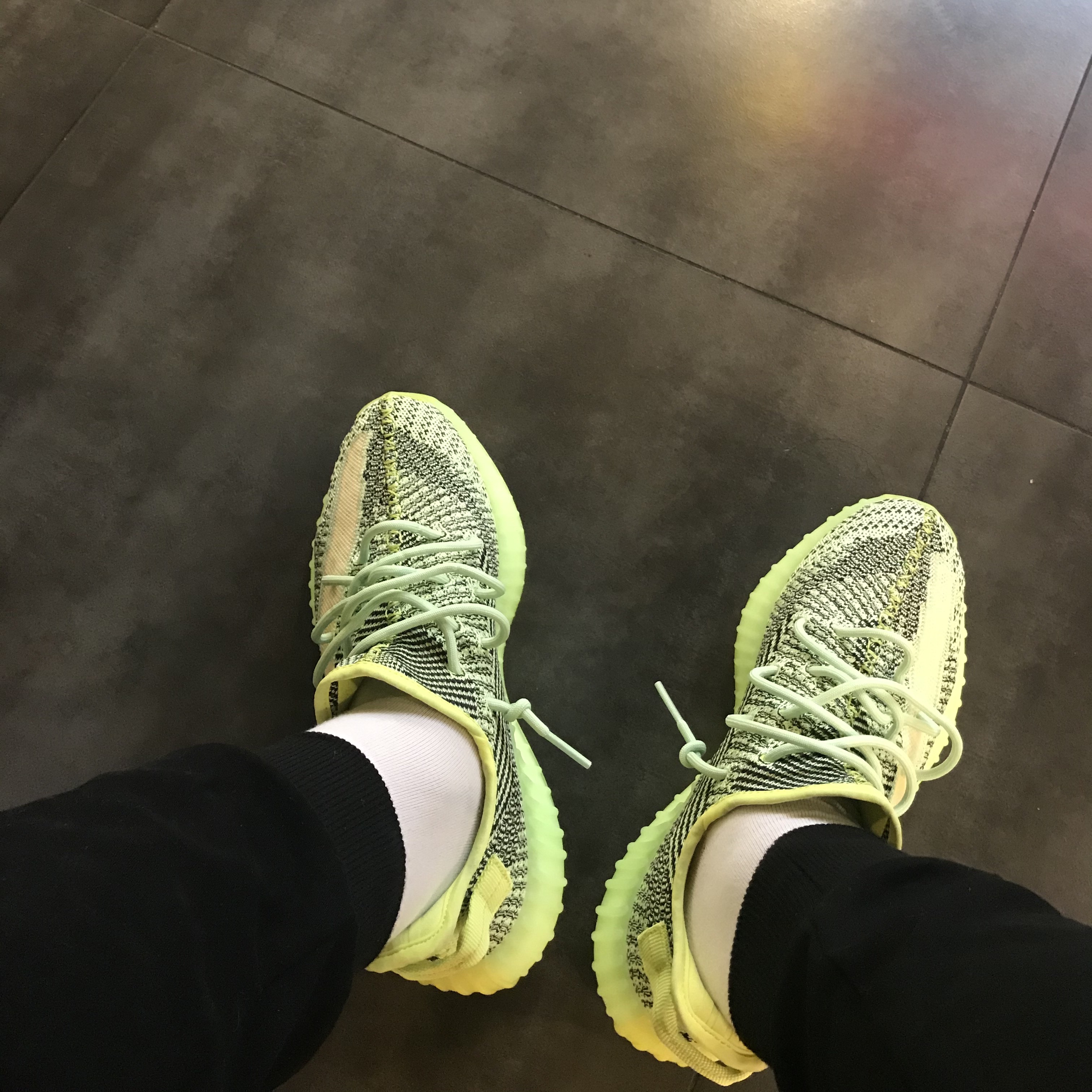 Adidas Yeezy Boost 350 V2 Yeezreel - Reflective 착용 스타일
