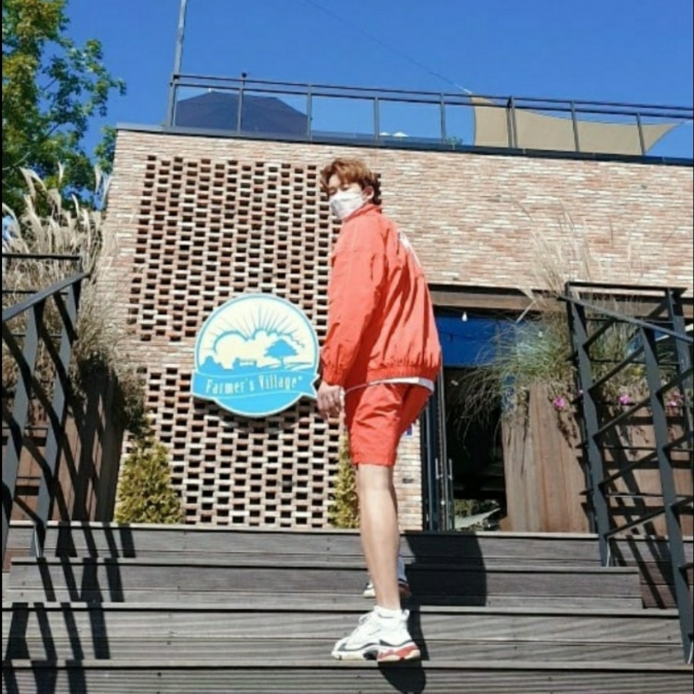 Balenciaga Triple S White Black Red 2019, Nike x Stussy Windrunner Jacket Habanero Red 착용 스타일