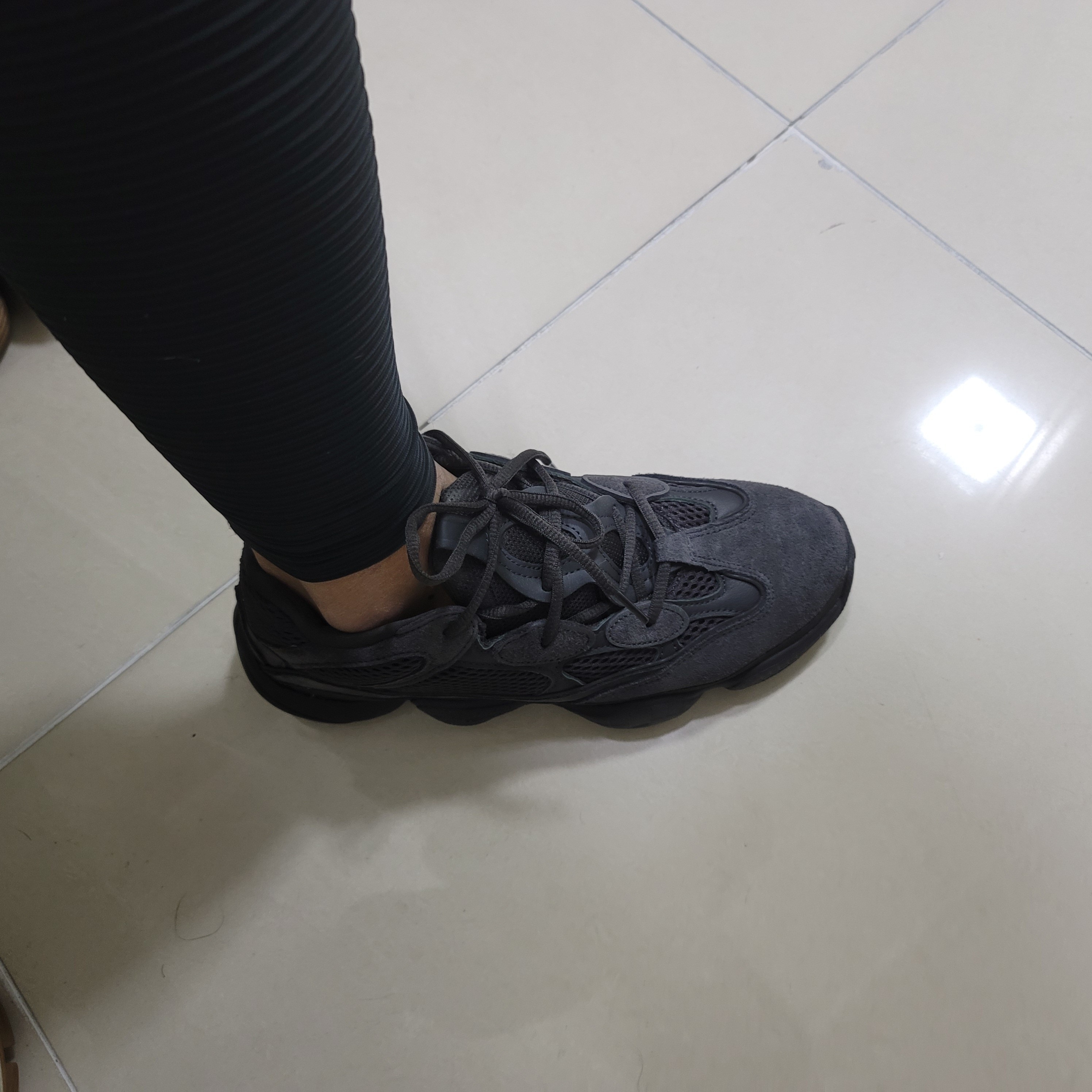 Adidas Yeezy 500 Utility Black 2018/2020 착용 스타일