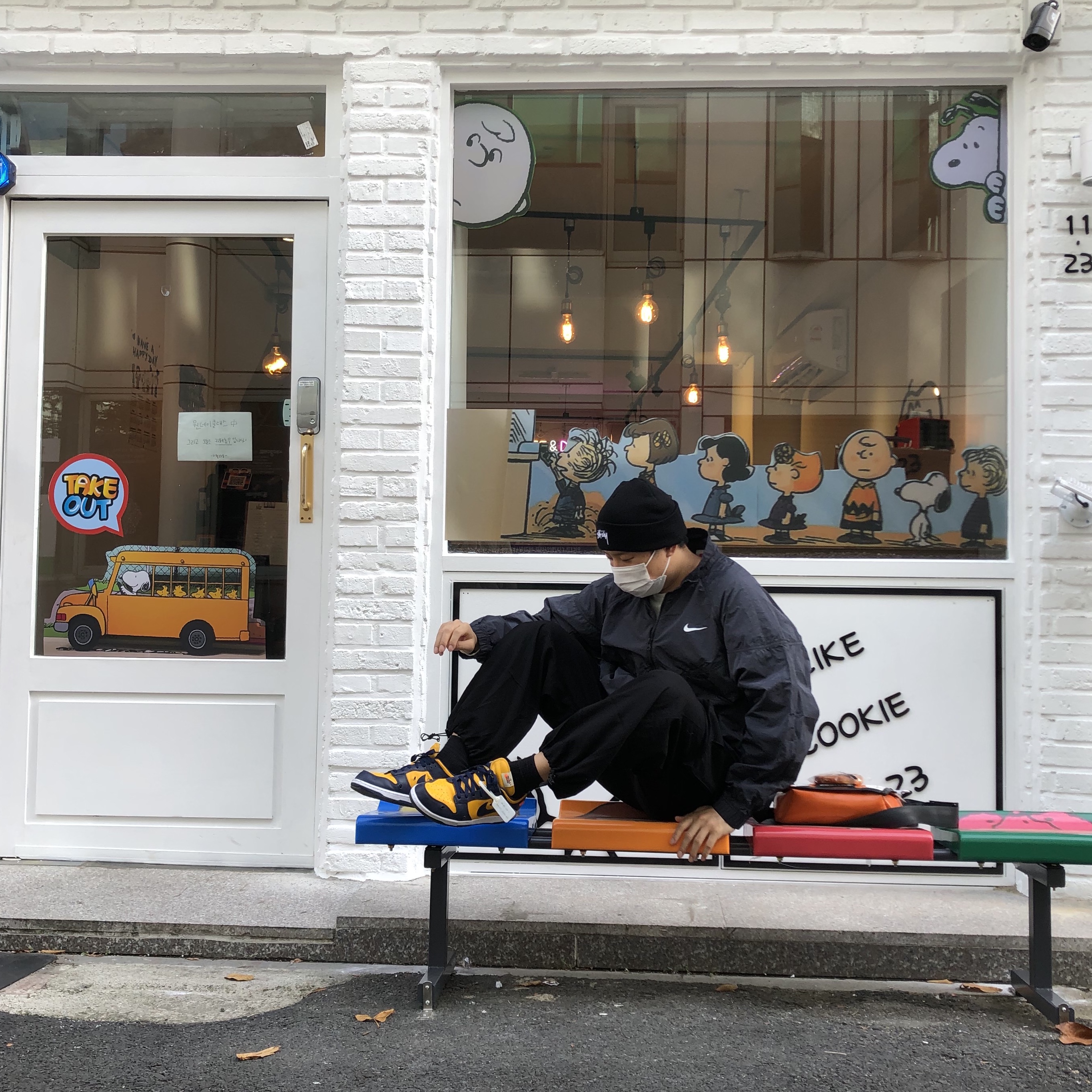 Nike x Off-White Dunk Low University Gold Midnight Navy, Nike x Stussy Windrunner Jacket Off Noir 착용 스타일