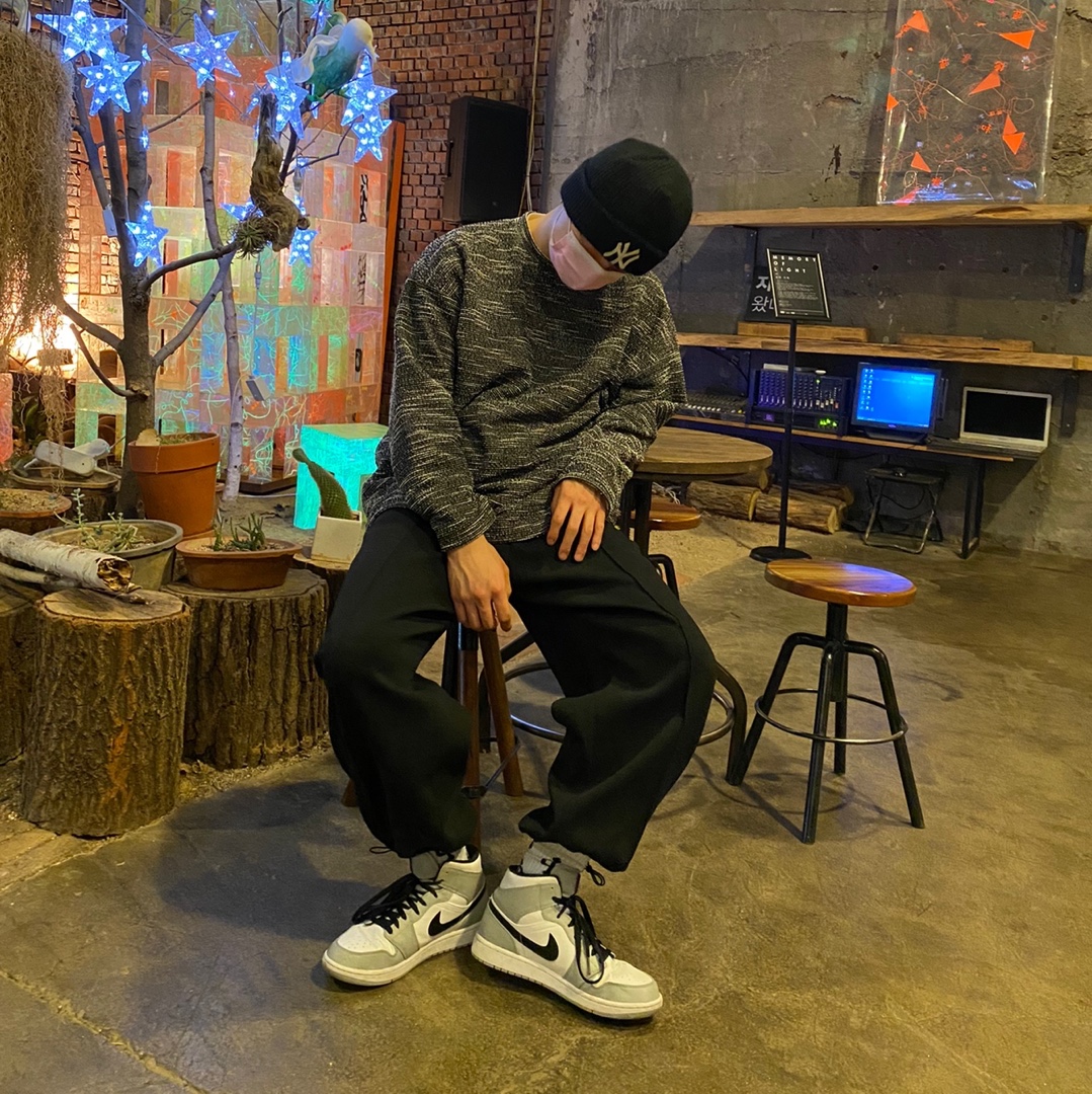 Jordan 1 Mid Light Smoke Grey 착용 스타일