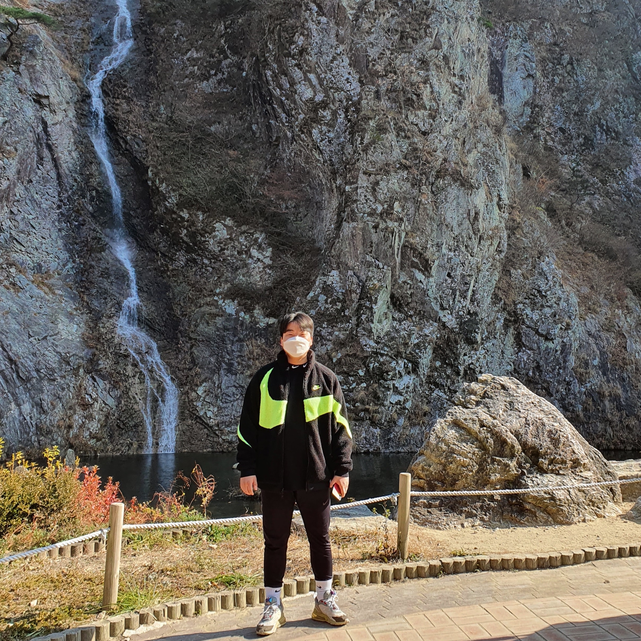 Nike Big Swoosh Full Zip Jacket Black Volt, Nike x Travis Scott Air Max 270 React Cactus Trails 착용 스타일