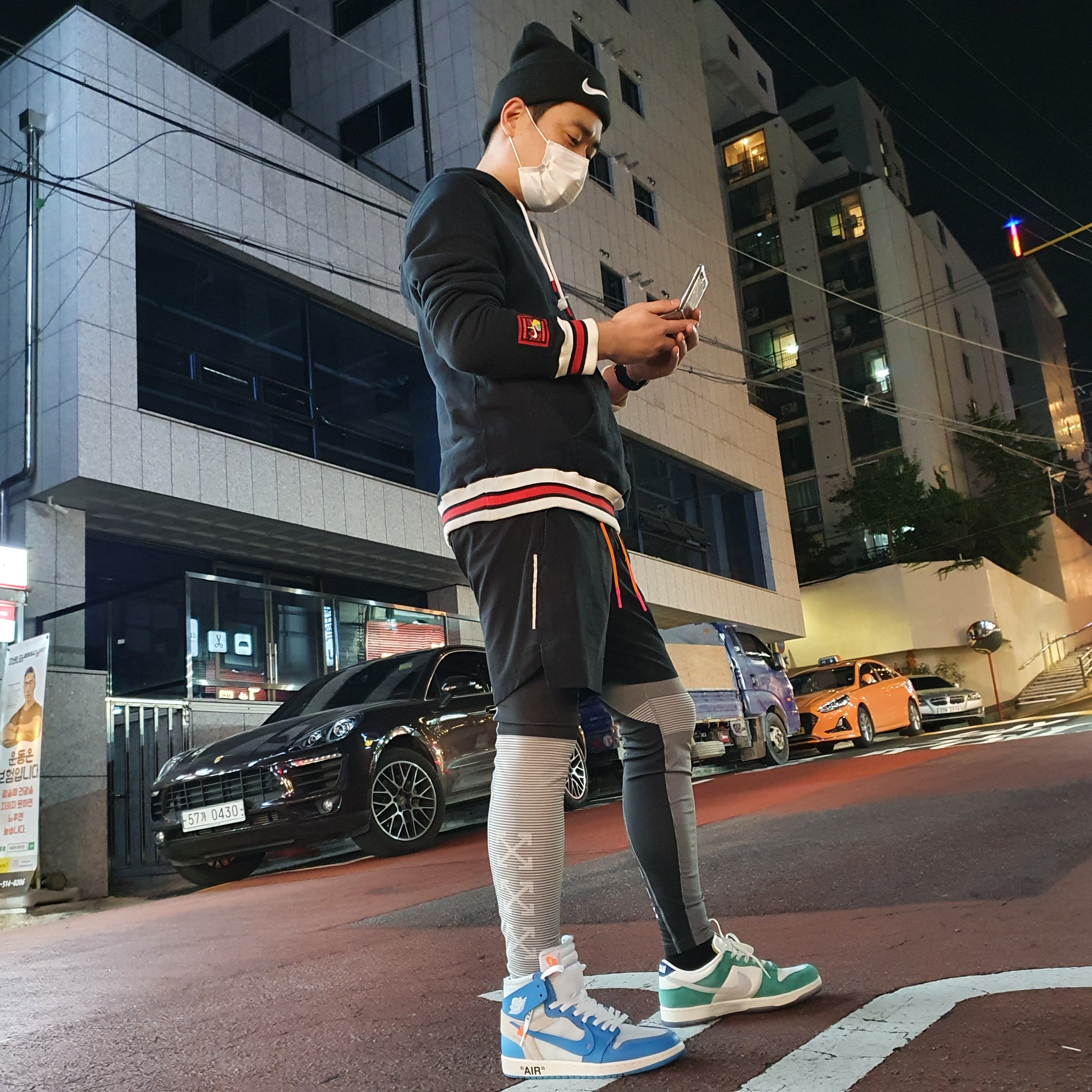Nike x Kasina Dunk Low Road Sign - Kasina Exclusive, Jordan 1 x Off-White Retro High University Blue 착용 스타일