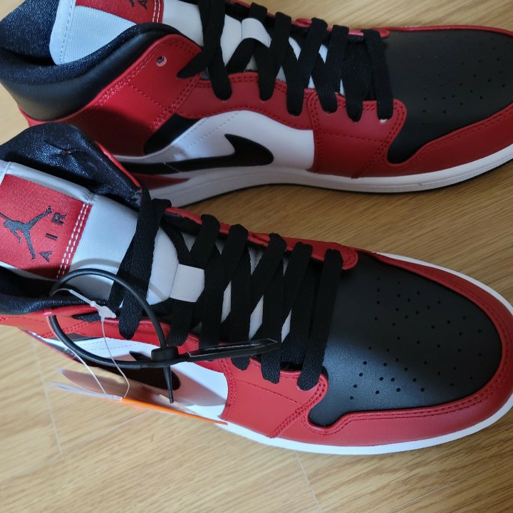 Jordan 1 Mid Chicago Black Toe 착용 스타일 - 2