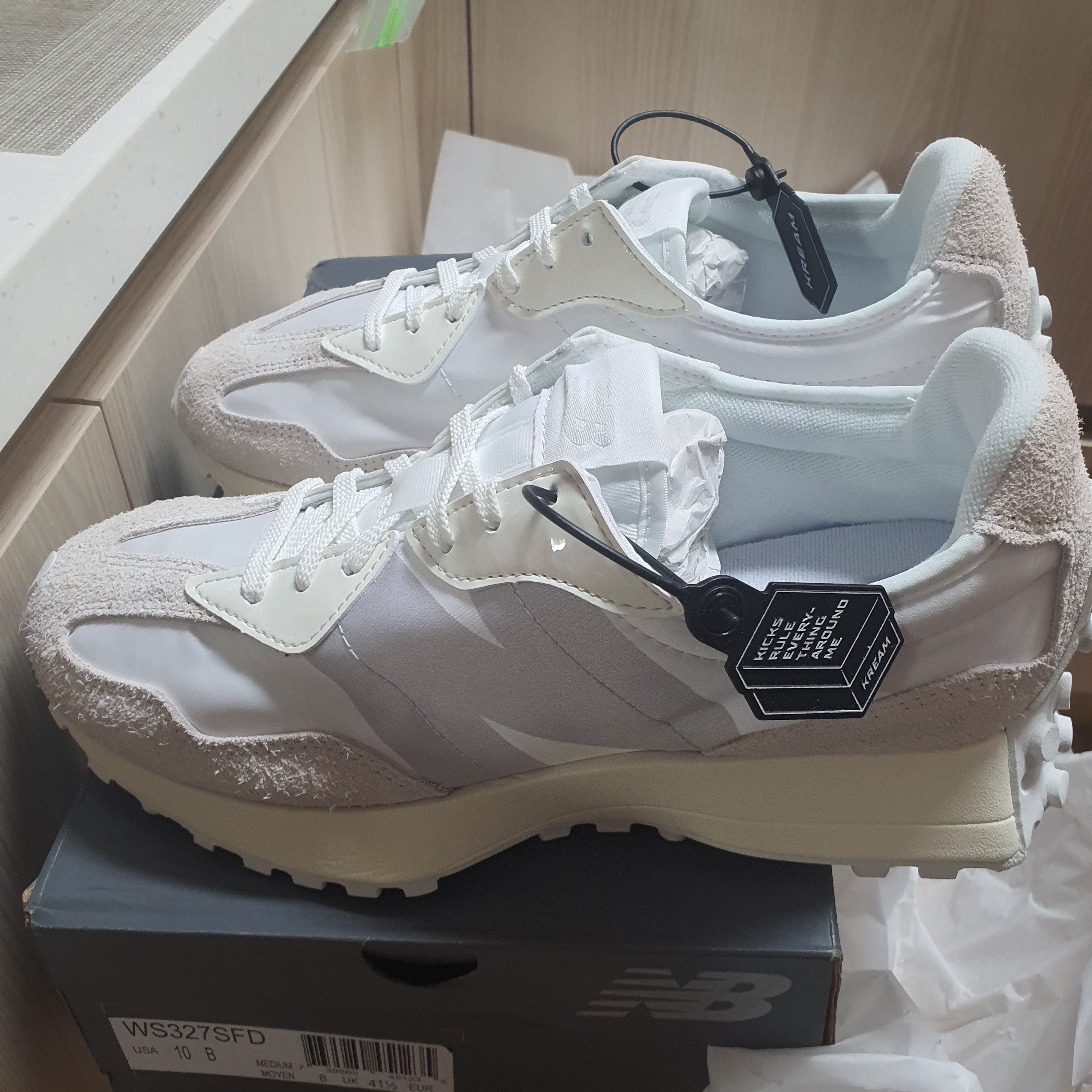 (W) New Balance 327 White Moonbeam 착용 스타일 - 3
