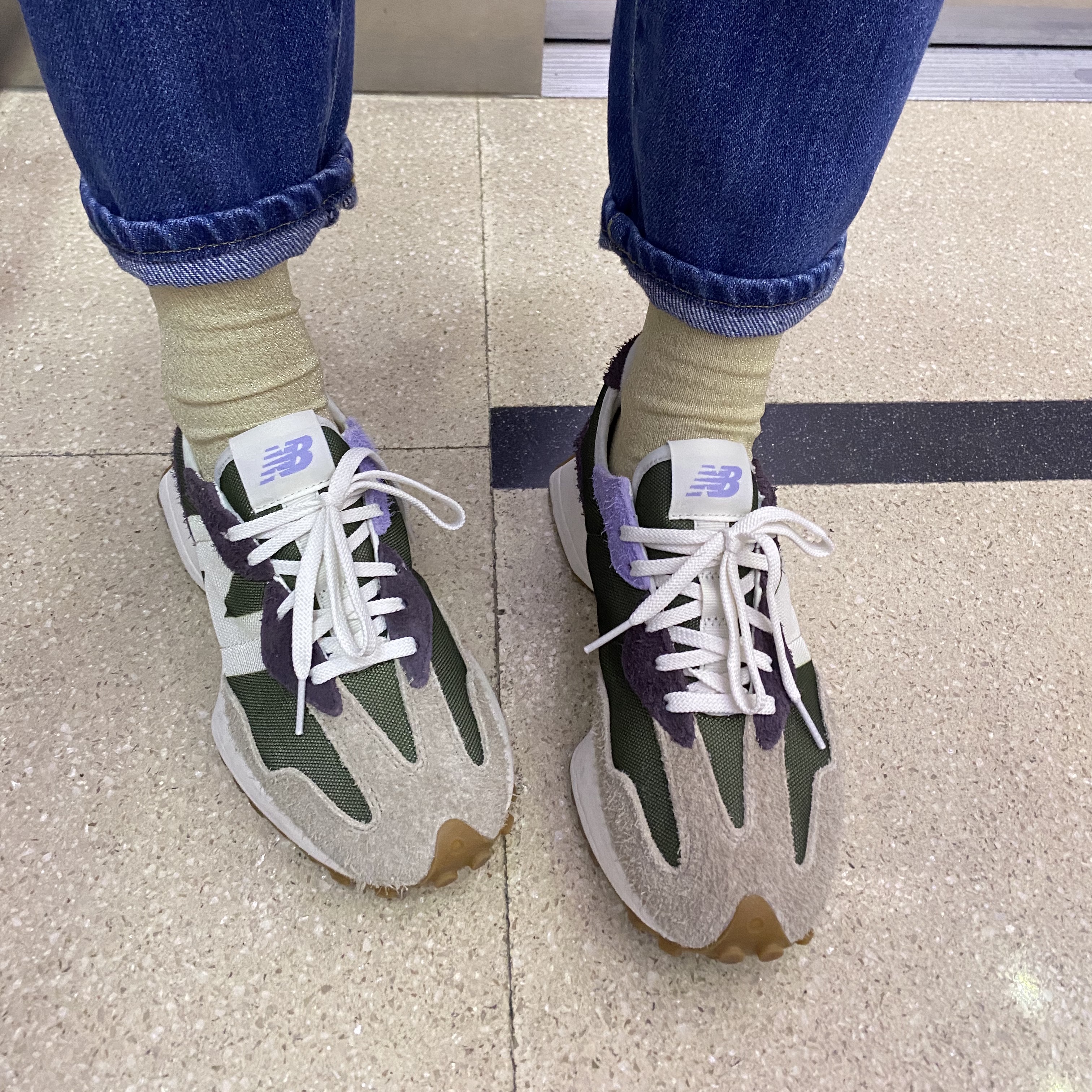 (W) New Balance 327 Oak Leaf Green 착용 스타일 - 2
