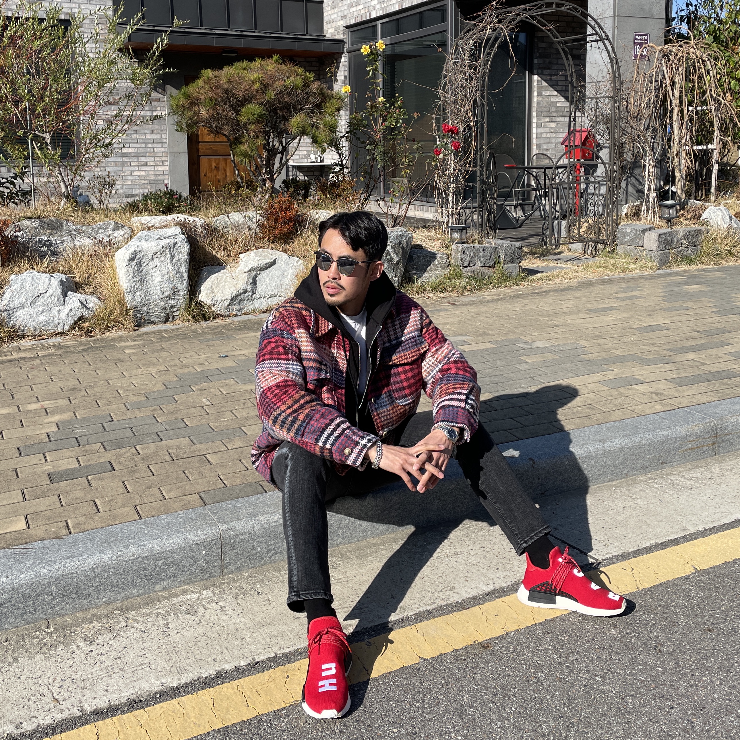 Adidas x Pharrell Williams Hu NMD Scarlet 착용 스타일