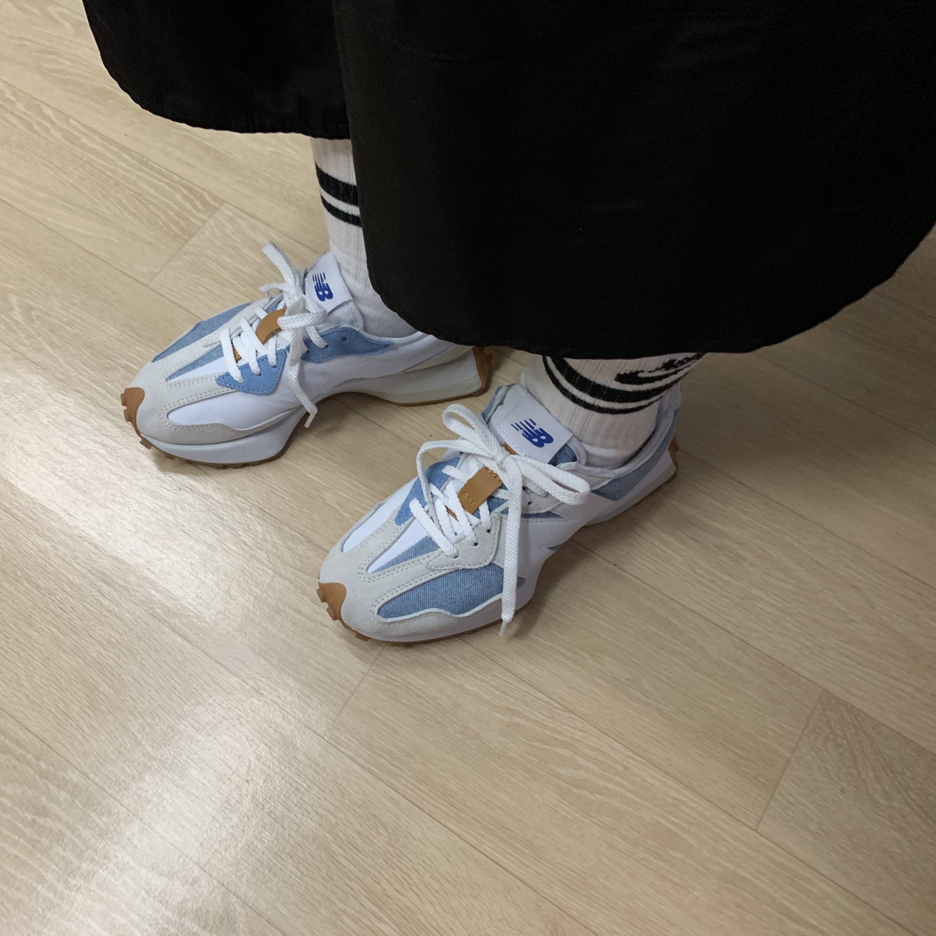 (W) New Balance x Levi's 327 Blue - Levi's Tag 착용 스타일