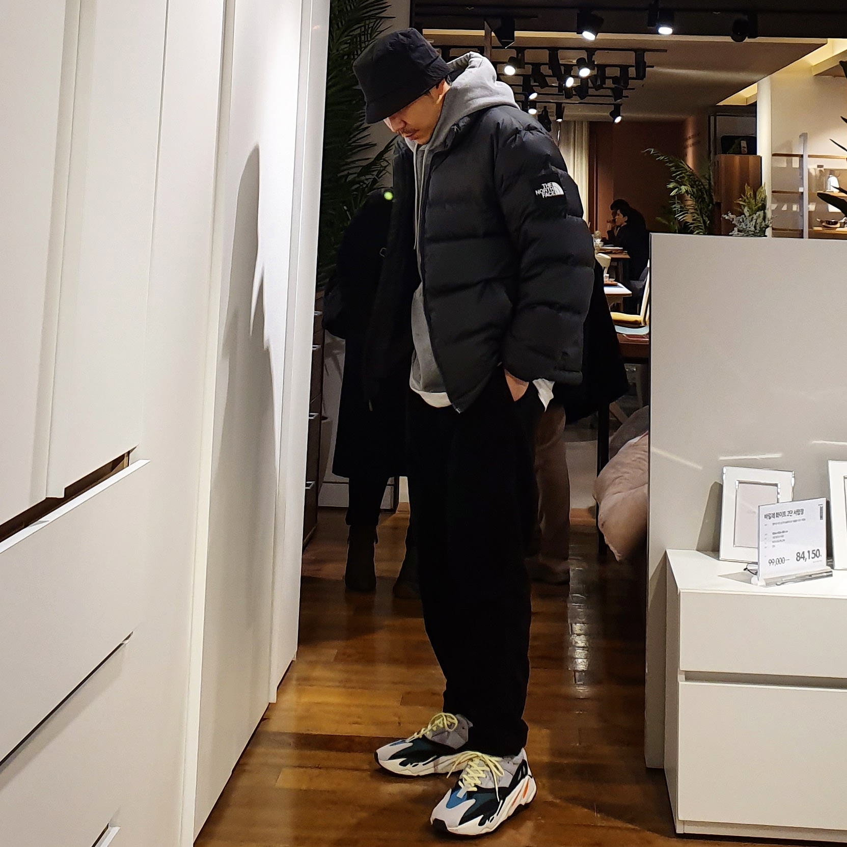 Adidas Yeezy Boost 700 Wave Runner Solid Grey 2017/2019 착용 스타일