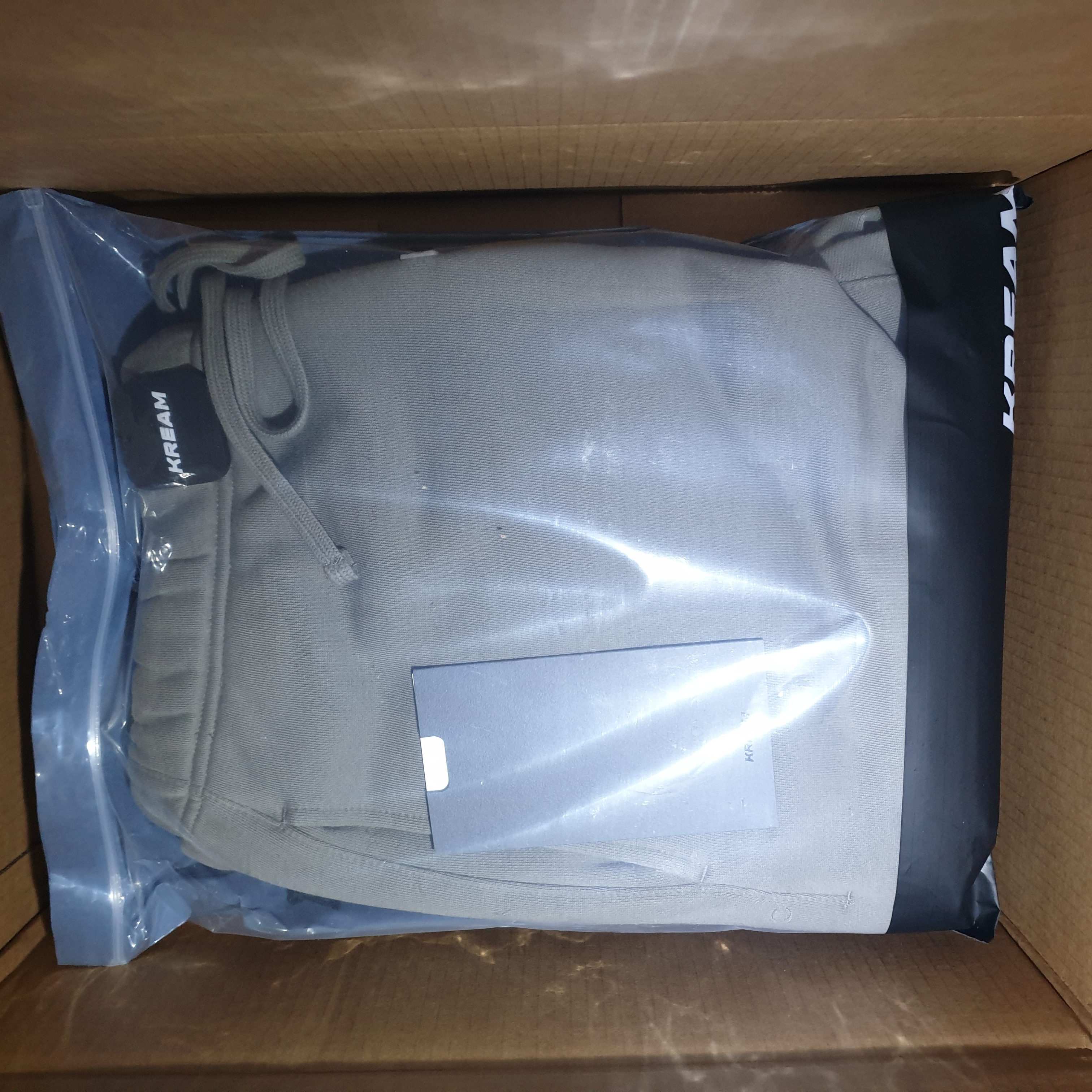Essentials Sweatpants Gray Flannel/Charcoal - 20SS 착용 스타일 - 2