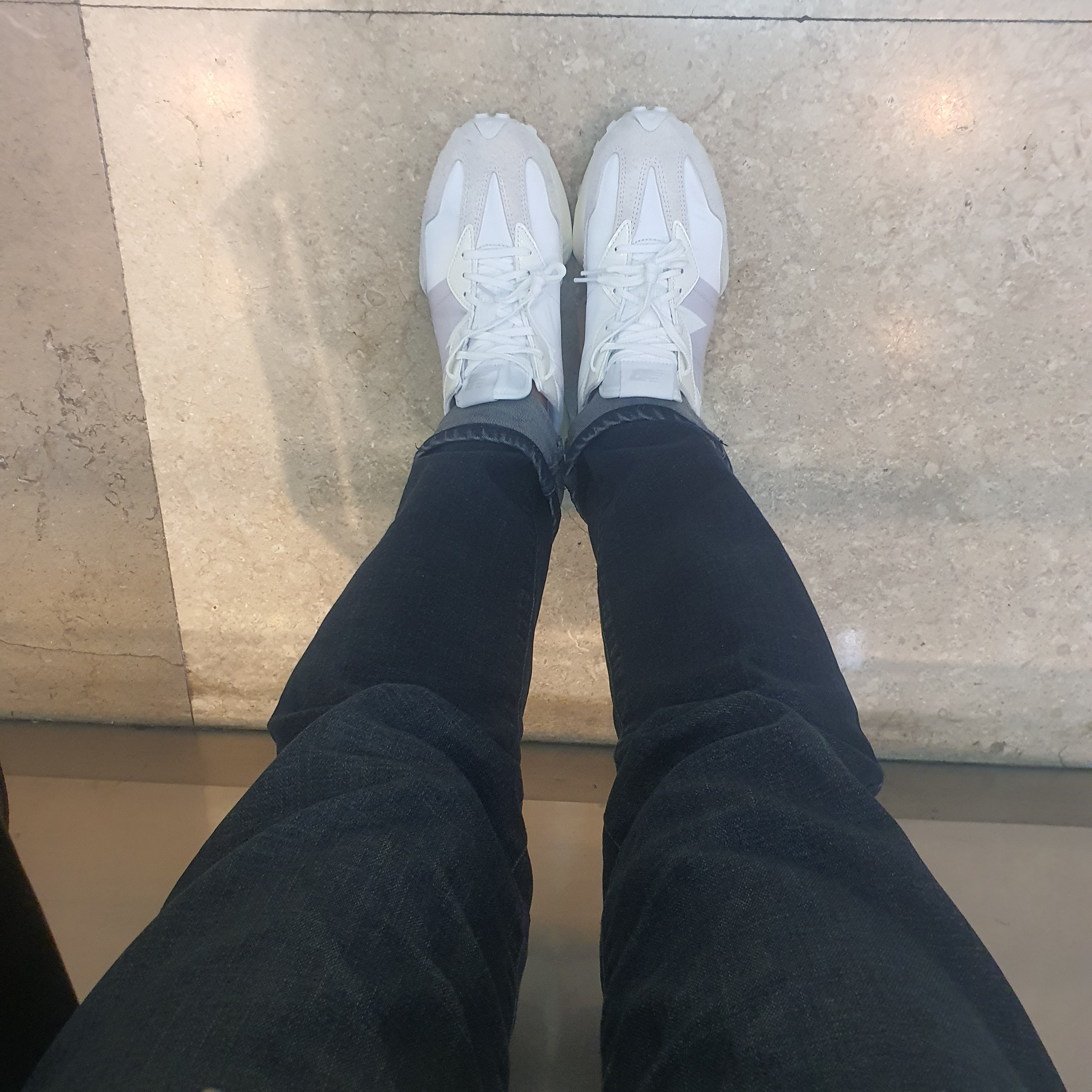 (W) New Balance 327 White Moonbeam 착용 스타일 - 1