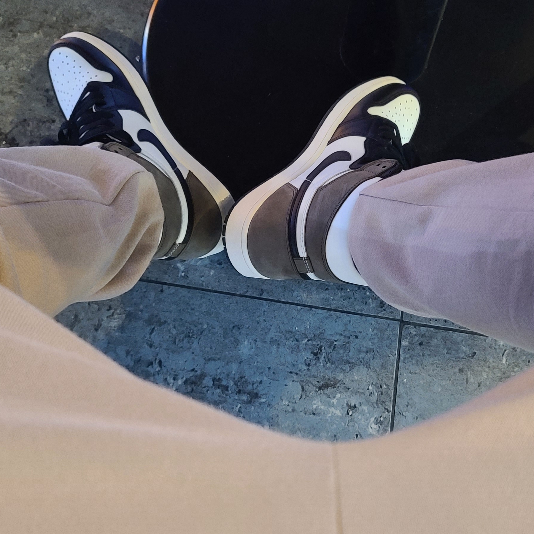 Jordan 1 Retro High OG Black Mocha 착용 스타일