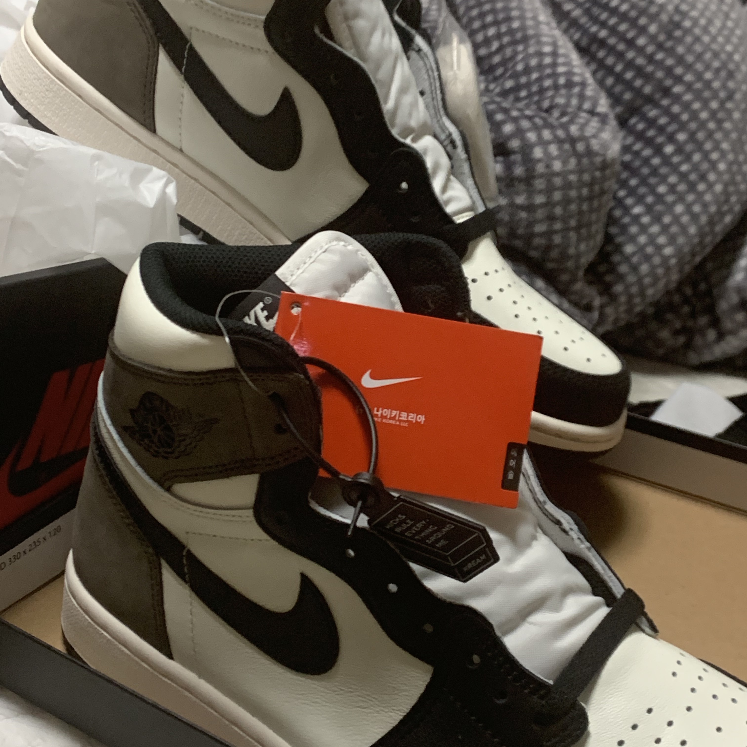 Jordan 1 Retro High OG Black Mocha 착용 스타일