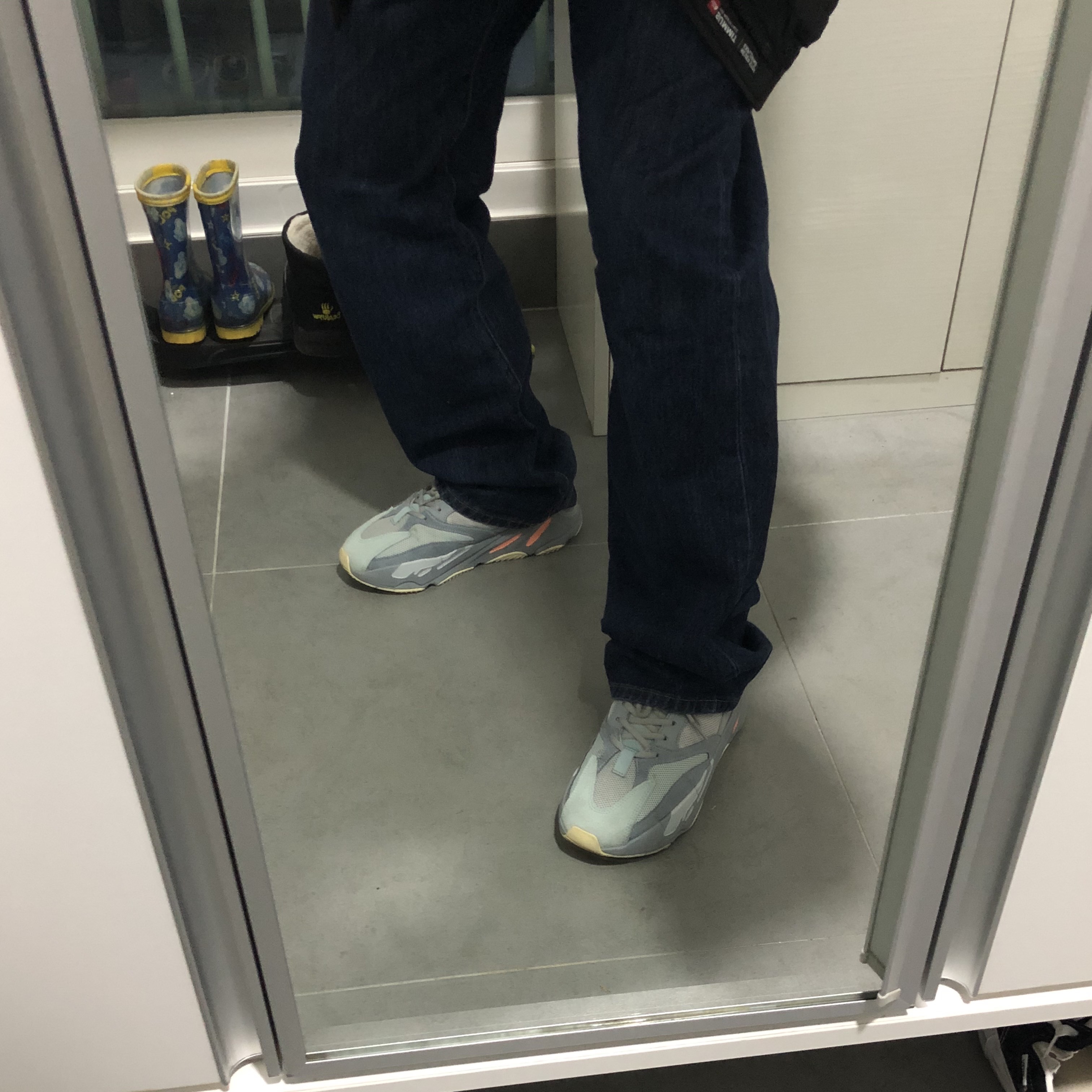 Adidas Yeezy Boost 700 Inertia 착용 스타일 - 3