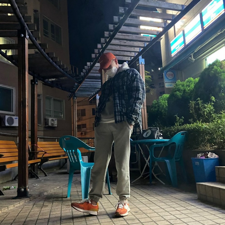 New Balance 327 Orange 착용 스타일
