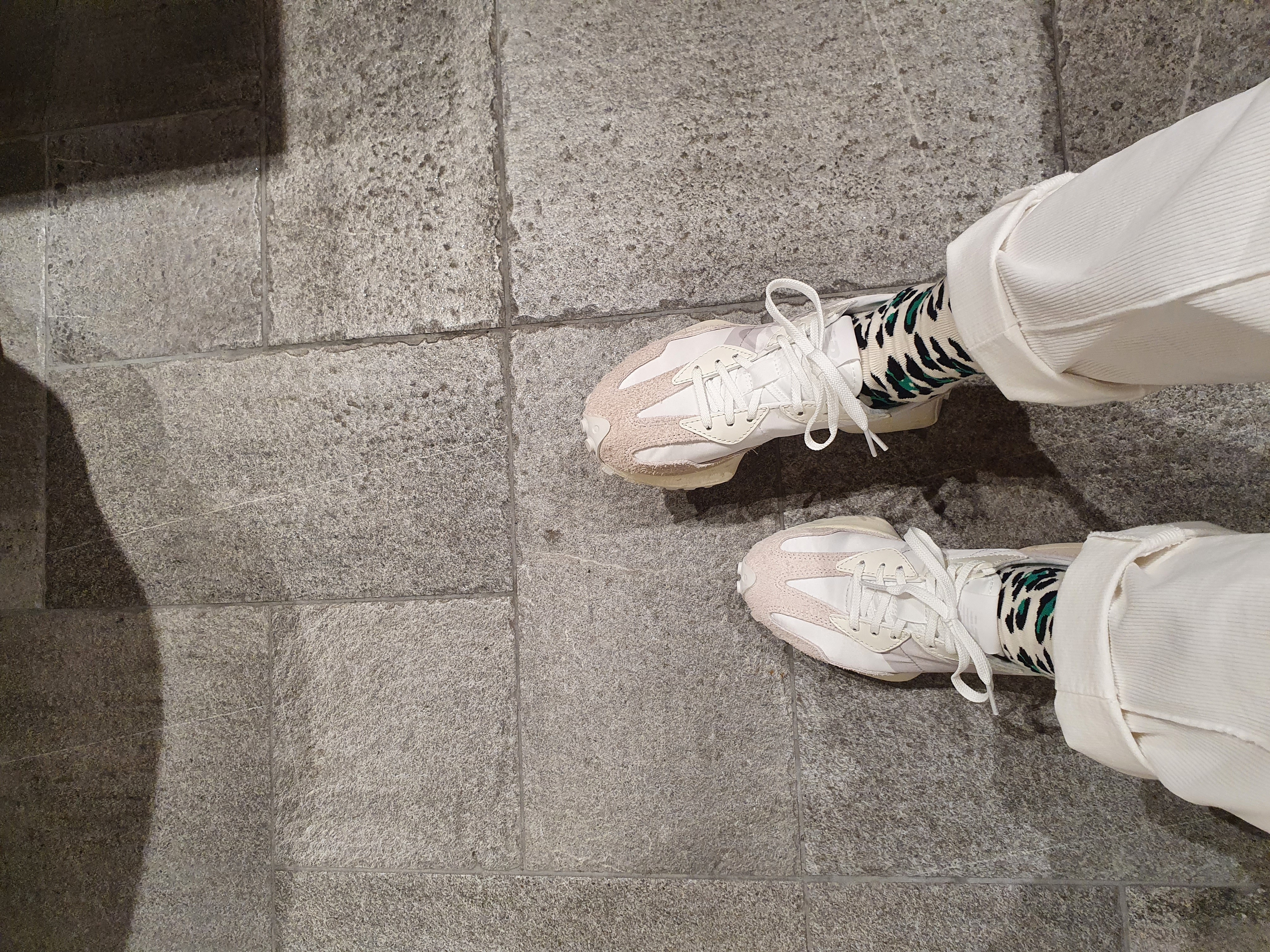 (W) New Balance 327 White Moonbeam 착용 스타일