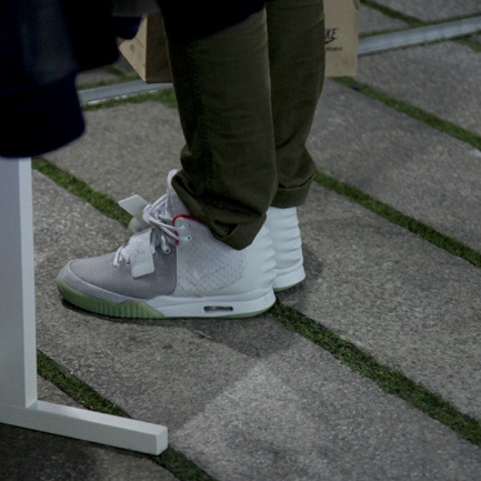 Nike Air Yeezy 2 Pure Platinum 착용 스타일