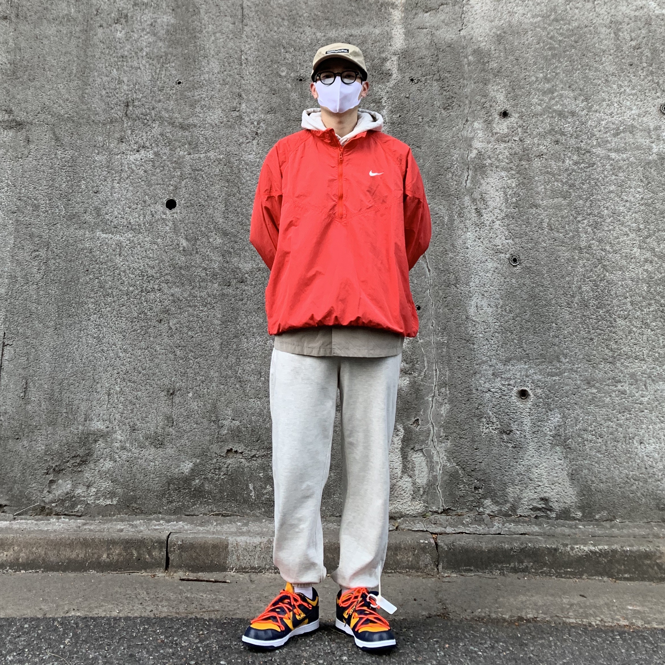 Nike x Stussy Windrunner Jacket Habanero Red, Nike x Off-White Dunk Low University Gold Midnight Navy 착용 스타일