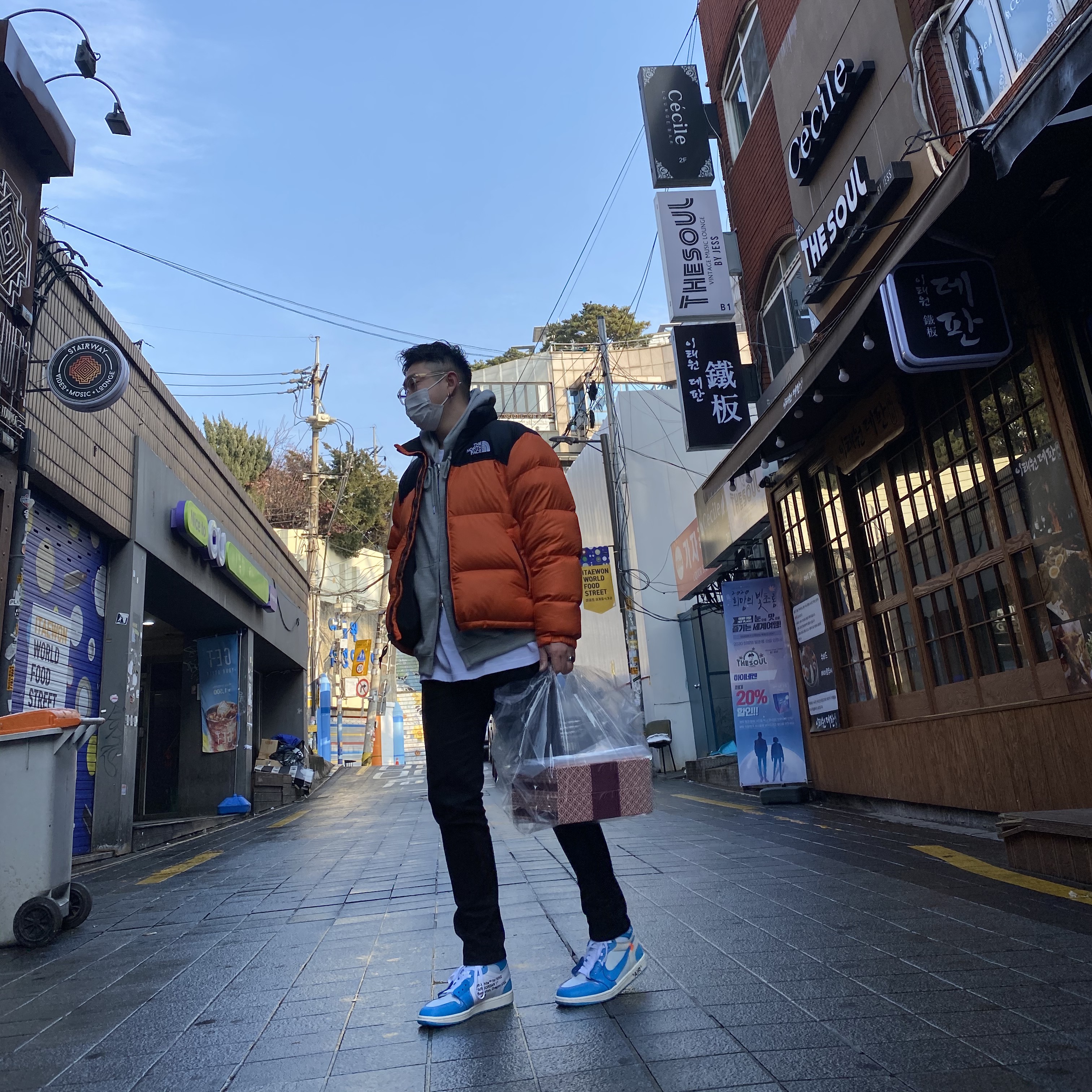Jordan 1 x Off-White Retro High University Blue 착용 스타일