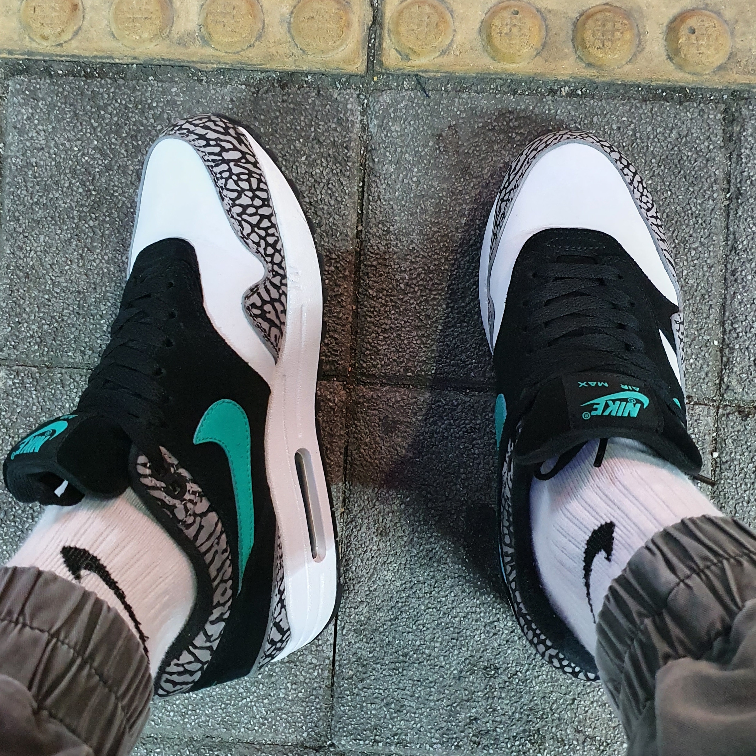 NIke x Atmos Air Max 1 Elephant 2017 착용 스타일