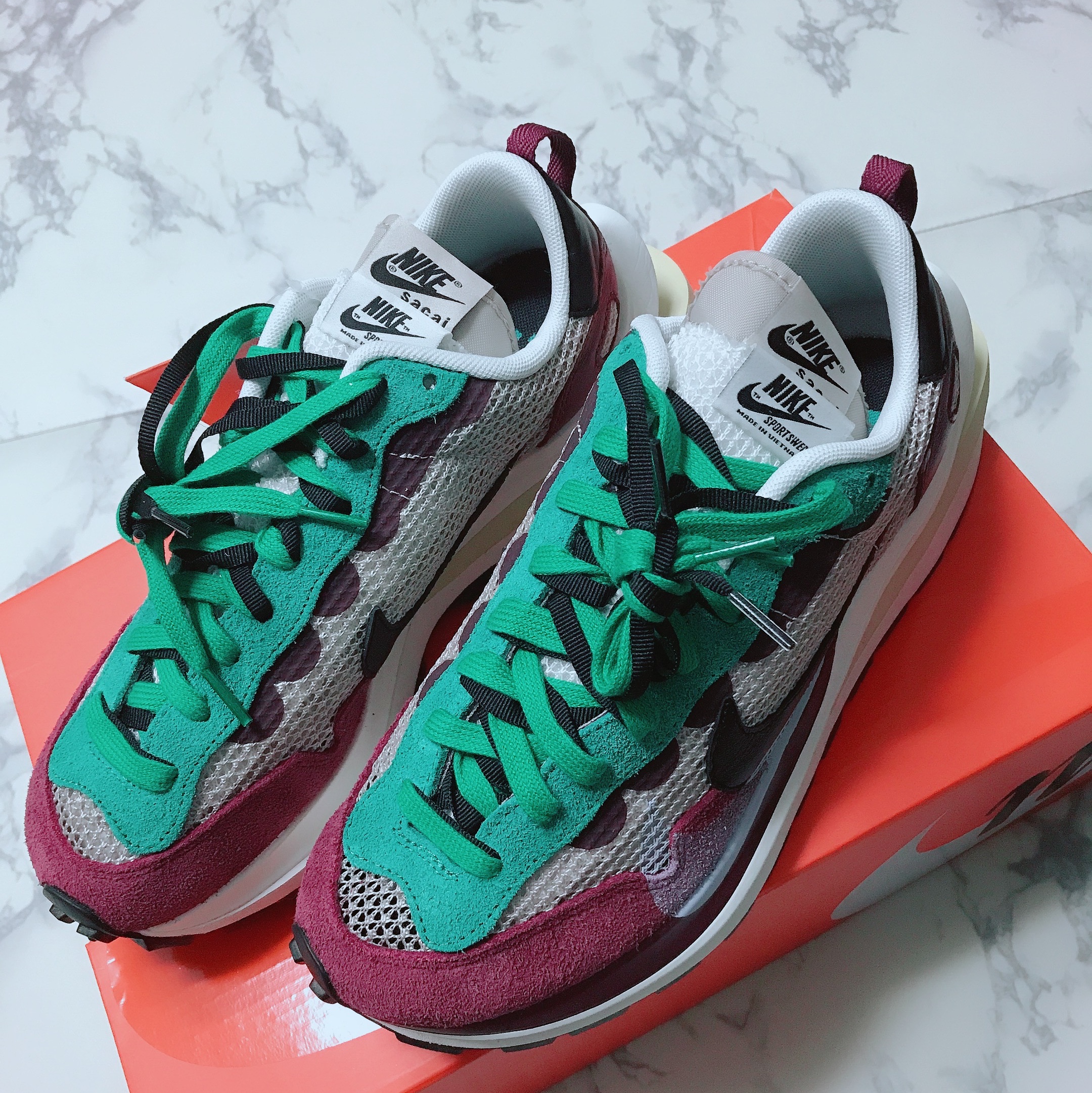 Nike x Sacai VaporWaffle String & Black Villain Red 착용 스타일 - 2
