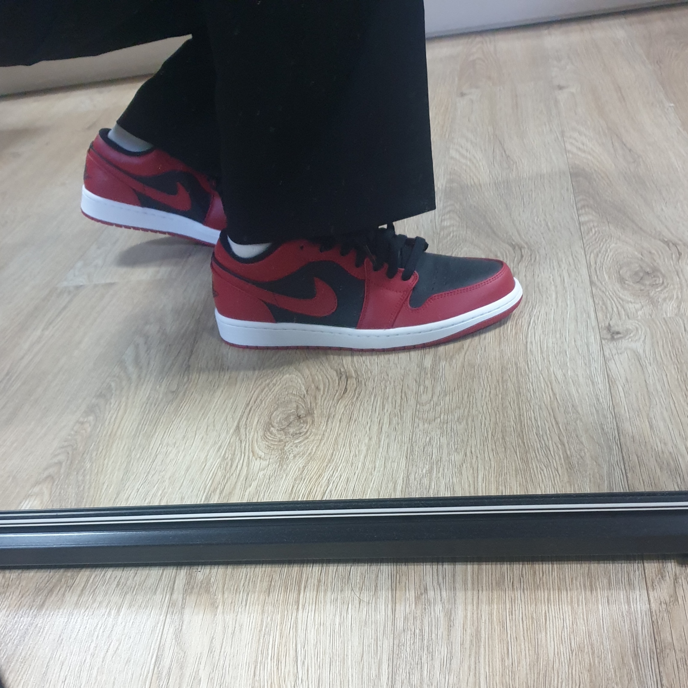 Jordan 1 Low Varsity Red 착용 스타일 - 2