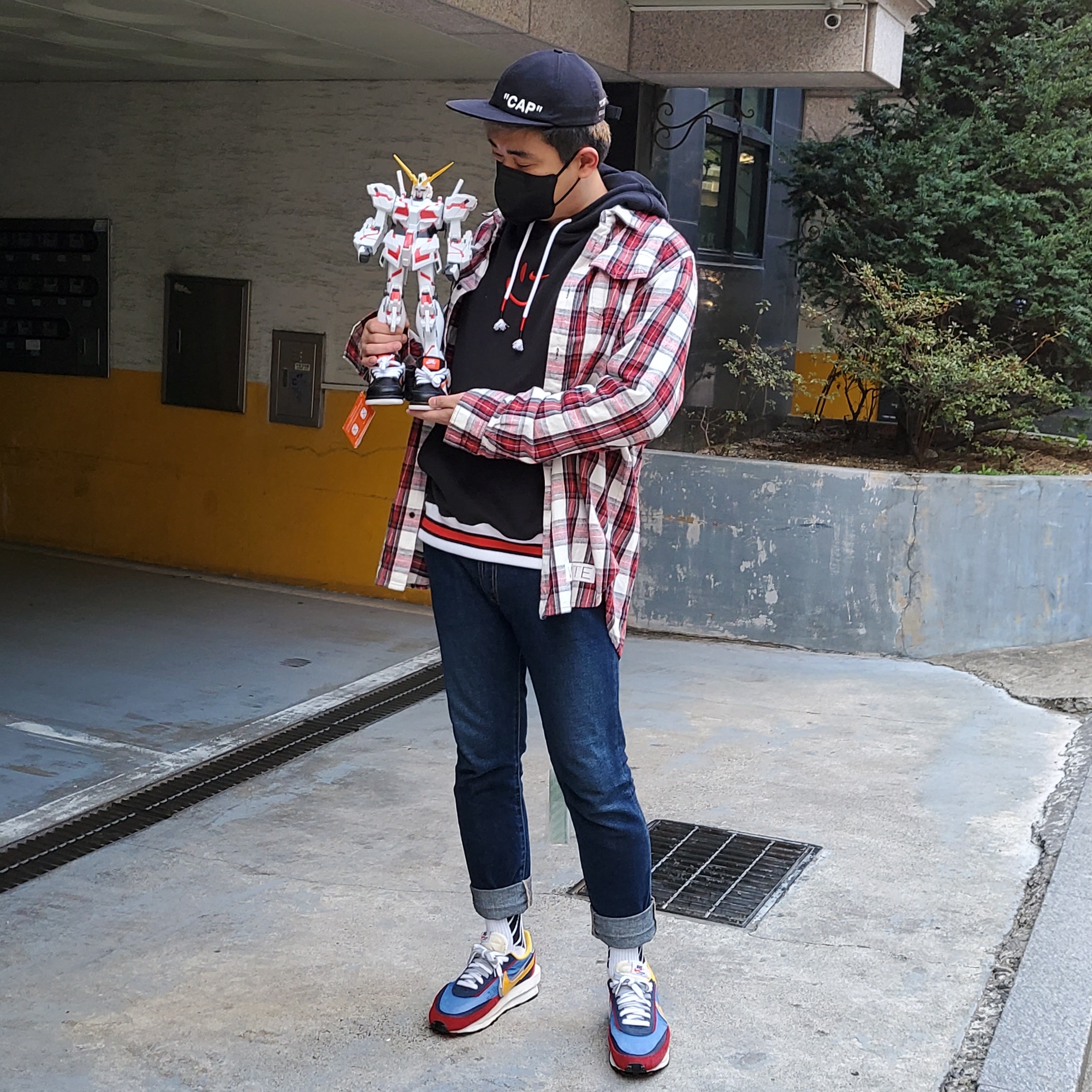 Nike x Sacai LDWaffle Blue Multi, (TD) Nike SB Dunk Low Raygun Tie-Dye Black 착용 스타일