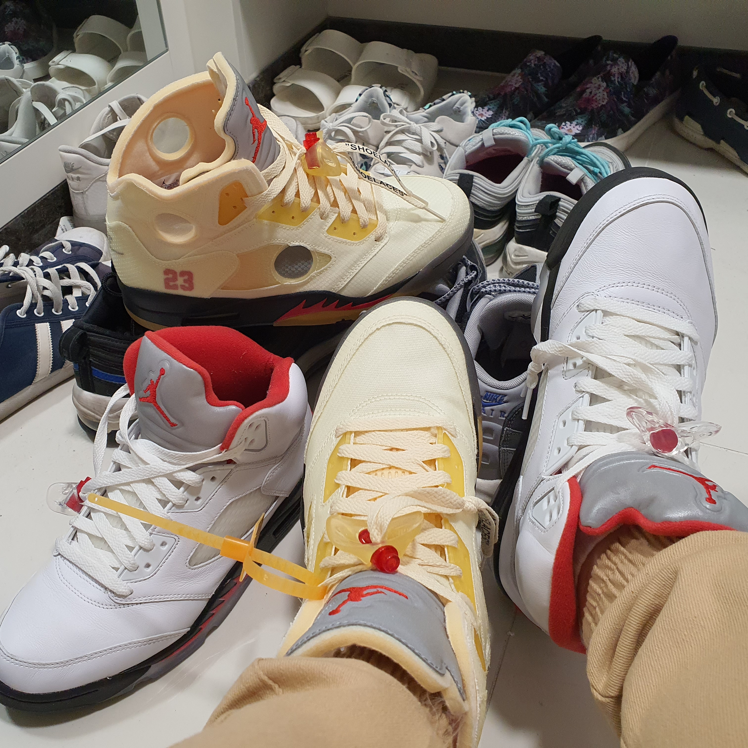 Jordan 5 x Off-White Retro SP Sail Fire Red, Jordan 5 Retro Fire Red Silver Tongue 2020 착용 스타일 - 1