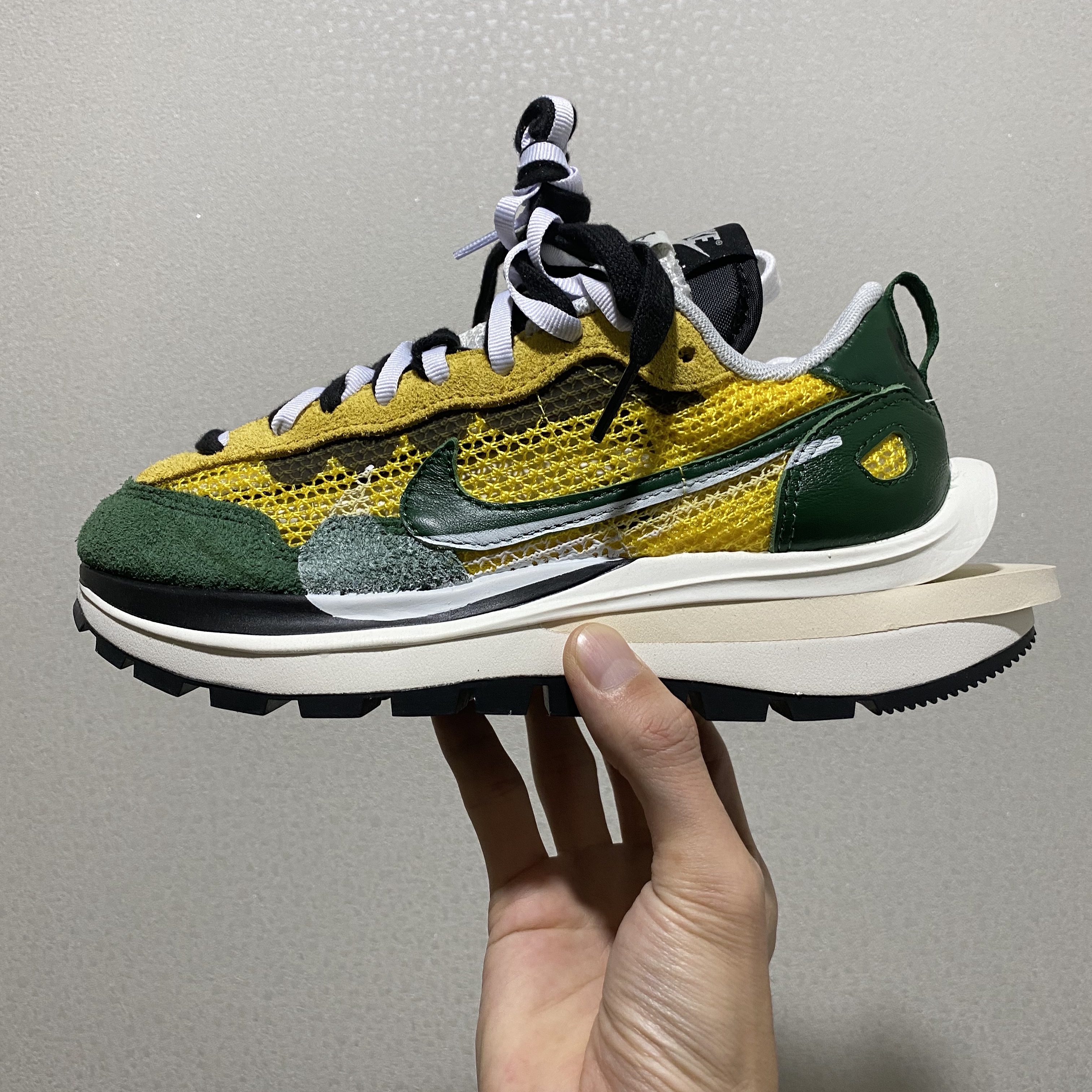 Nike x Sacai VaporWaffle Tour Yellow & Gorge Green Sail 착용 스타일 - 2