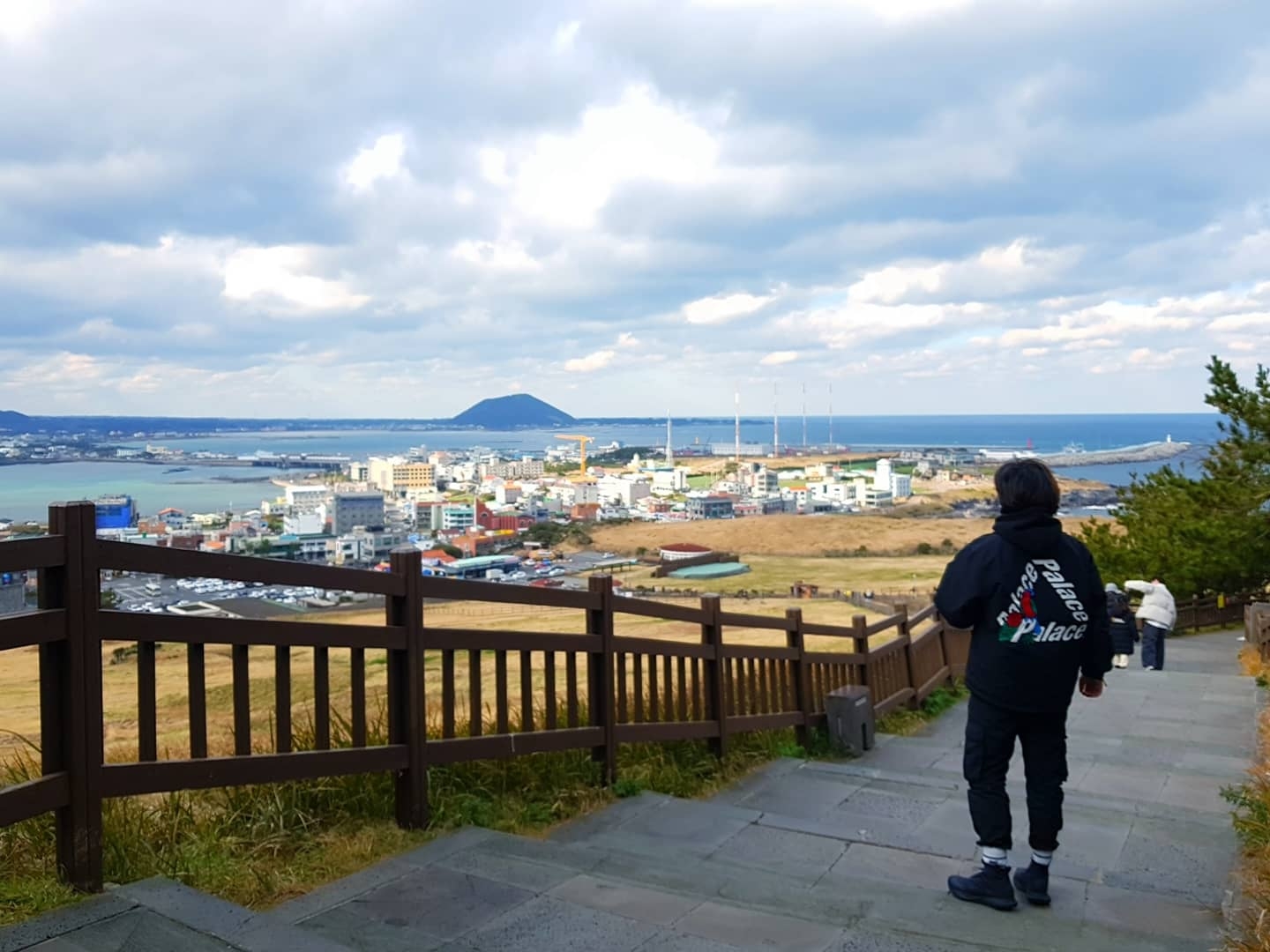 Palace Parrot Palace-3 Coach Jacket Black - 20FW, Nike ACG Mountain Fly Gore-Tex Black and Dark Grey 착용 스타일