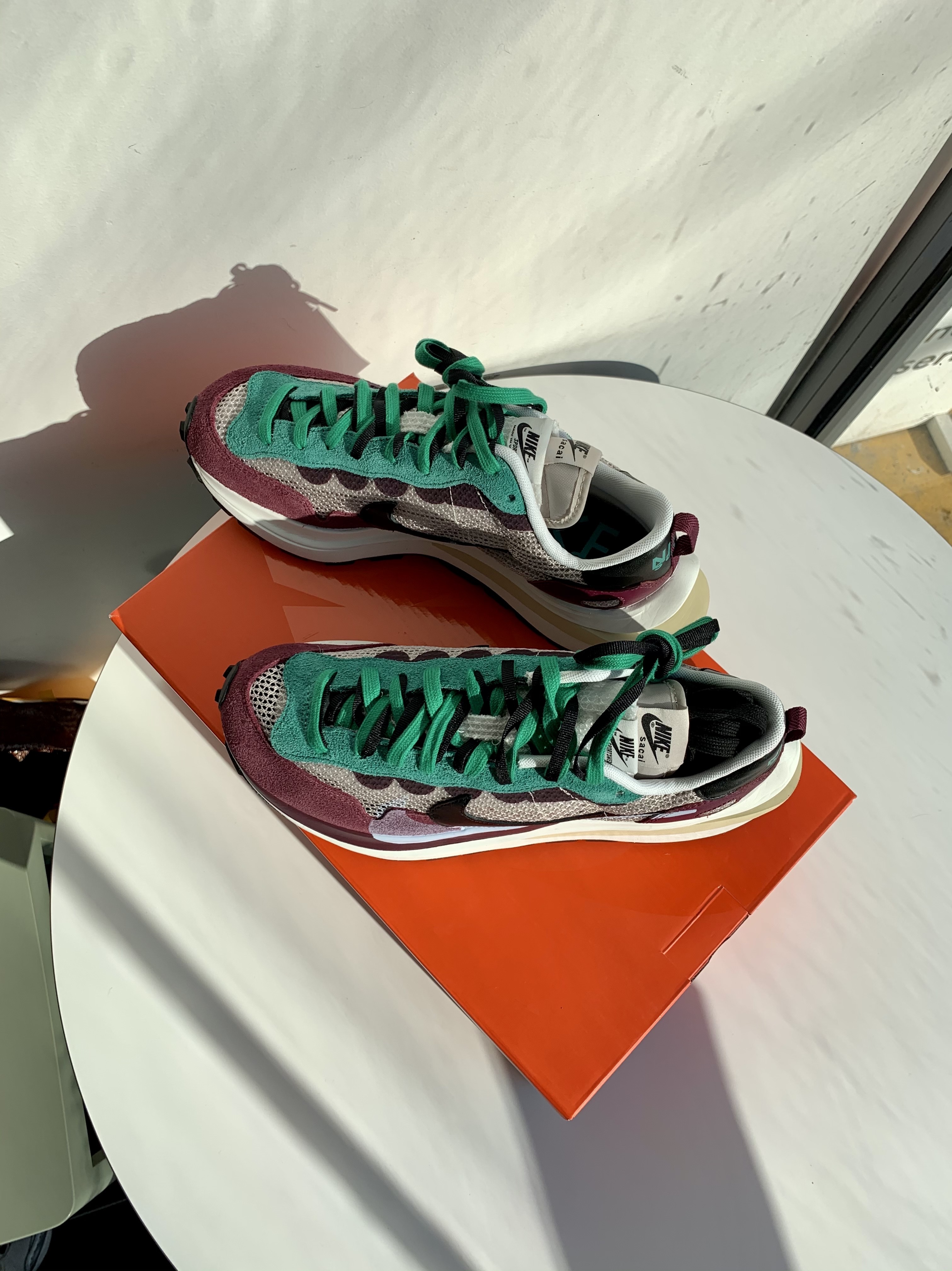 Nike x Sacai VaporWaffle String & Black Villain Red 착용 스타일 - 2