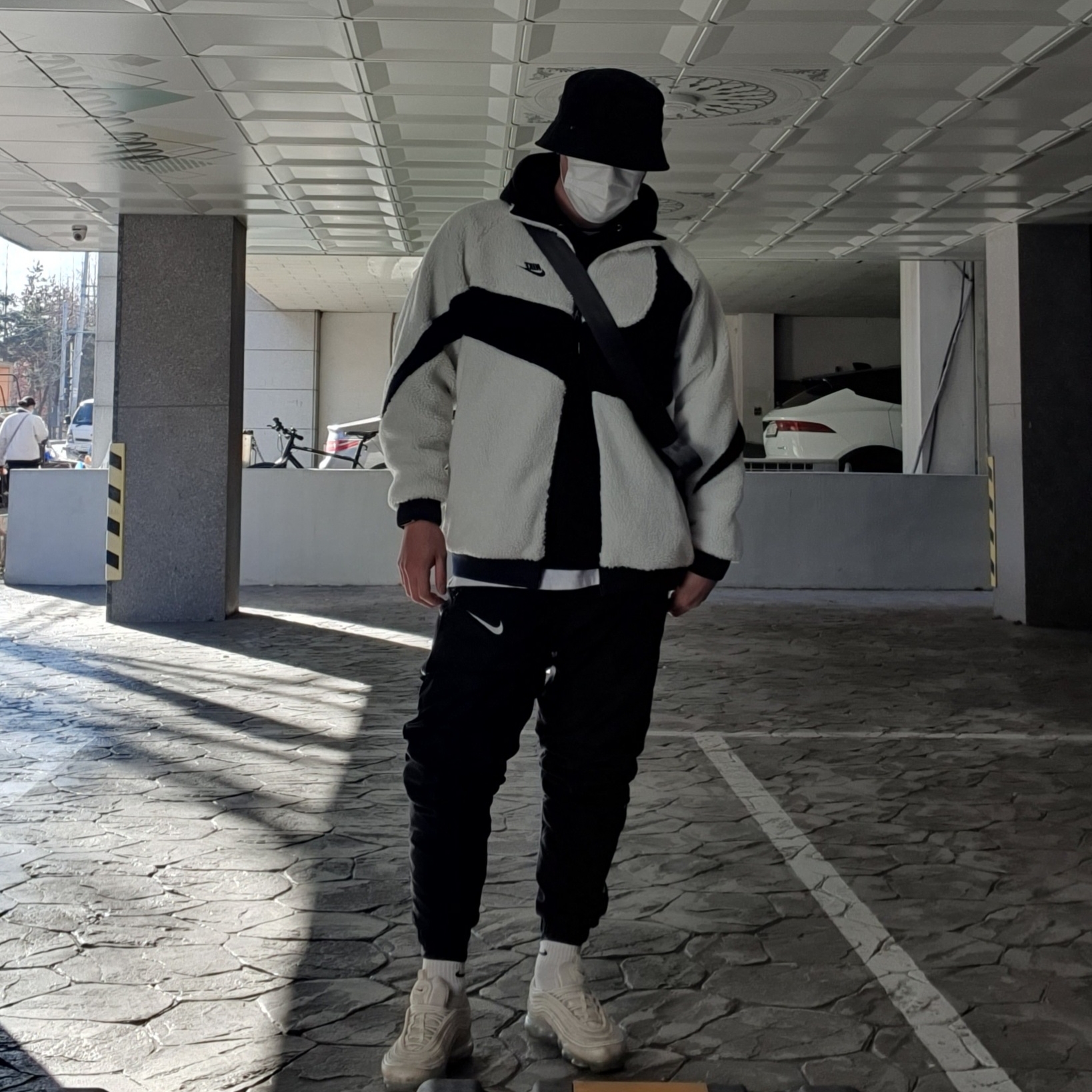 (W) Nike Air VaporMax 97 Metallic Cashmere, Nike Big Swoosh Full Zip Jacket White Navy 착용 스타일