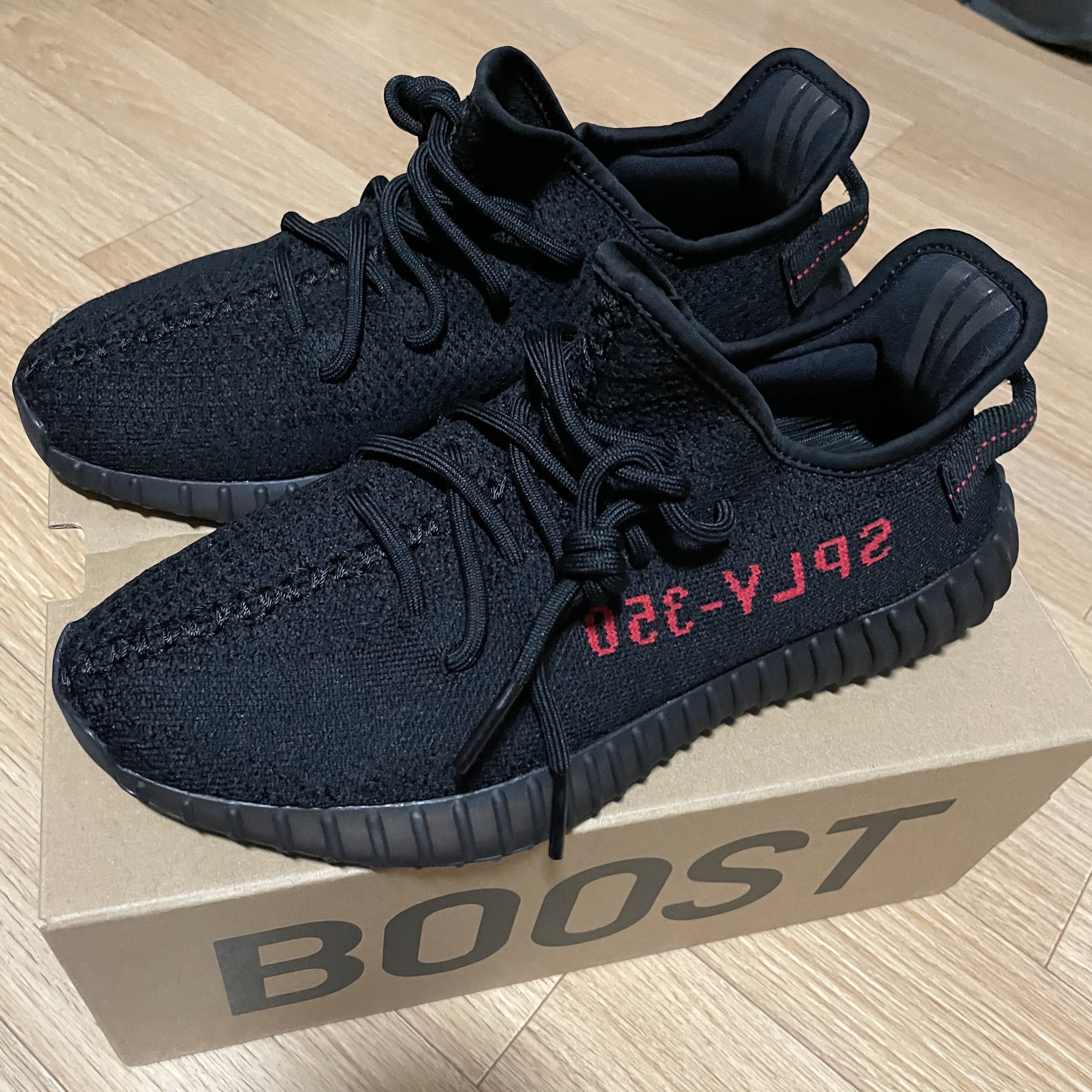 Adidas Yeezy Boost 350 V2 Black Red 2020 착용 스타일