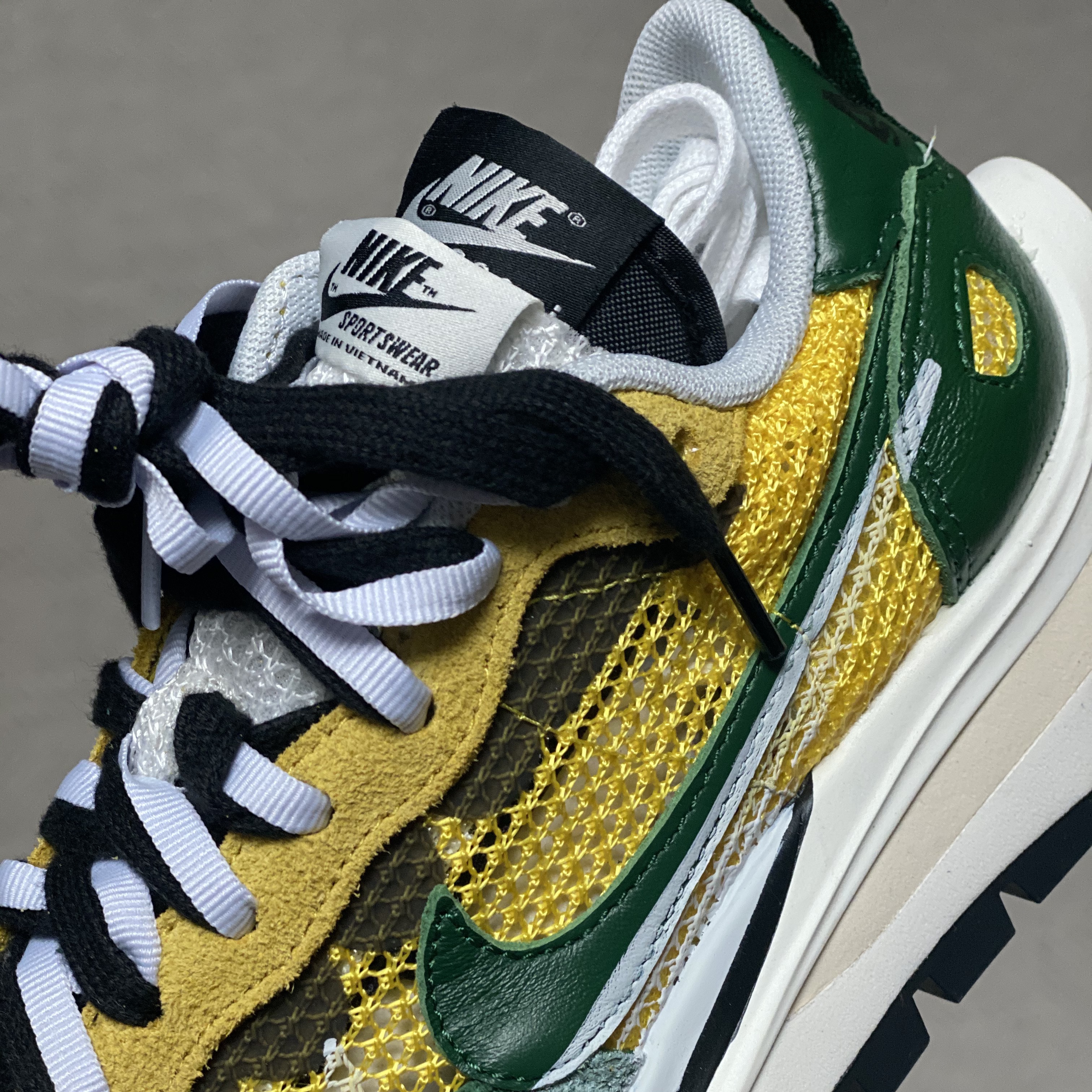 Nike x Sacai VaporWaffle Tour Yellow & Gorge Green Sail 착용 스타일 - 4