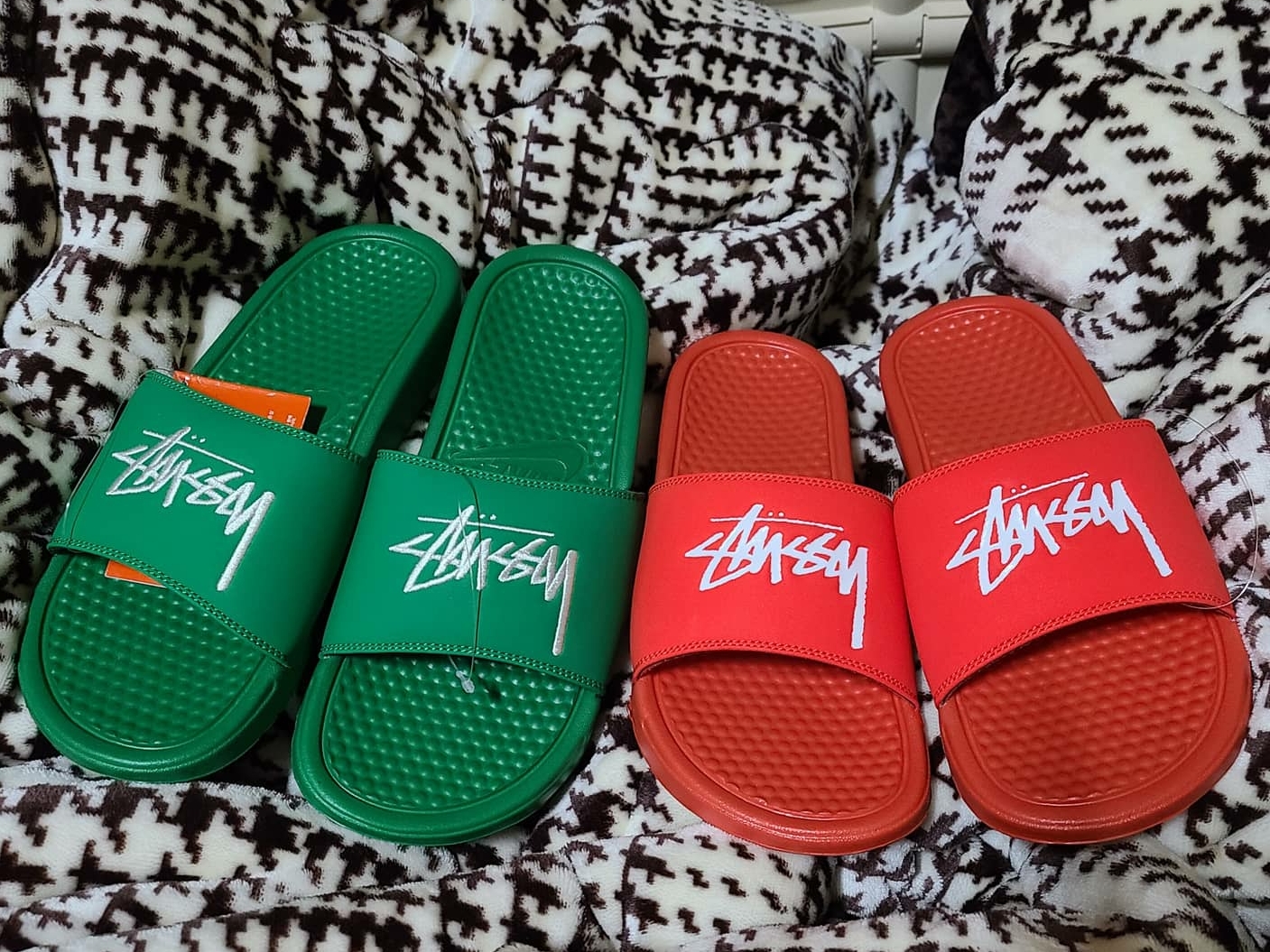 Nike x Stussy Benassi Slide Pine Green, Nike x Stussy Benassi Slide Habanero Red 착용 스타일