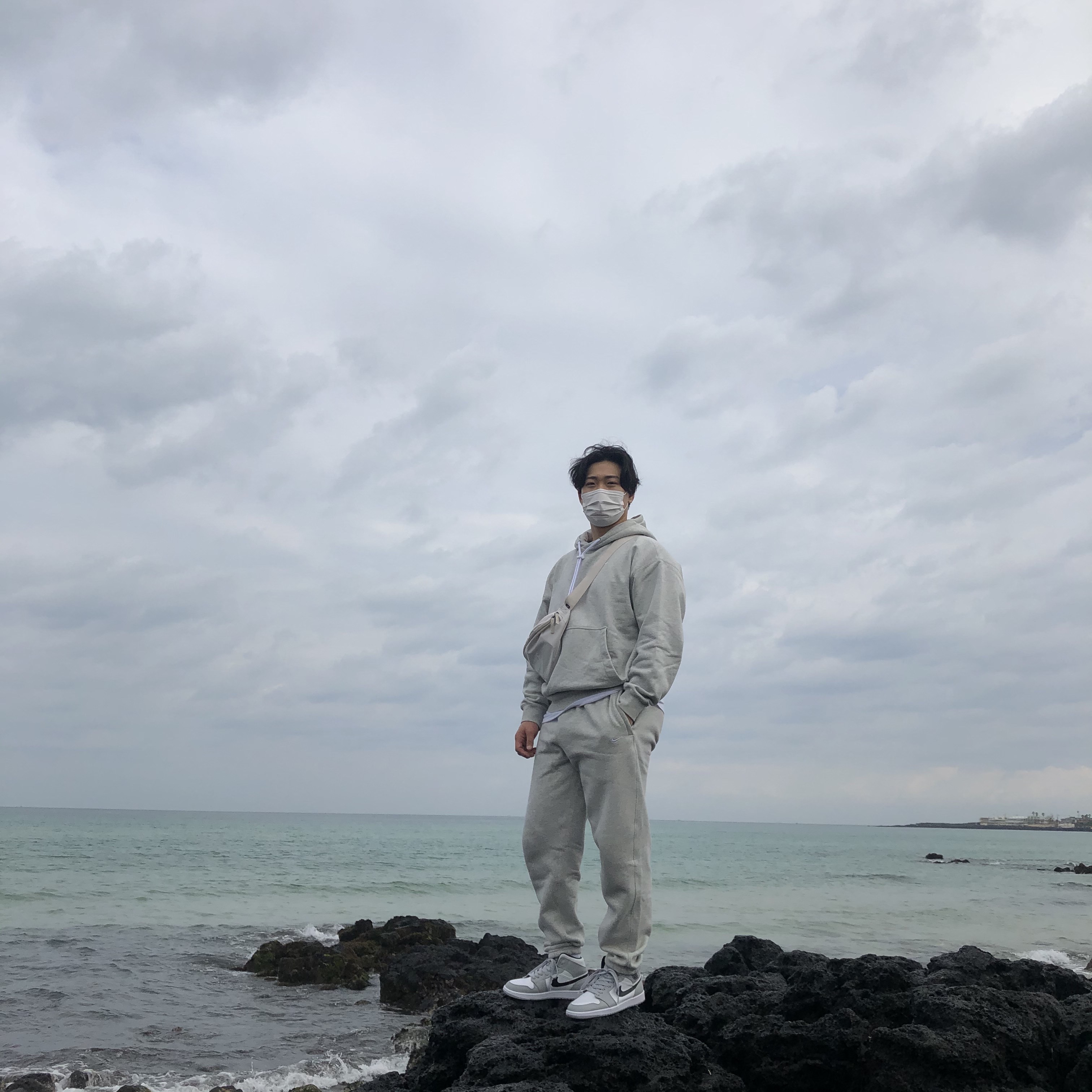 Jordan 1 Mid Light Smoke Grey, Nike M NRG Hoodie Grey Heather 착용 스타일