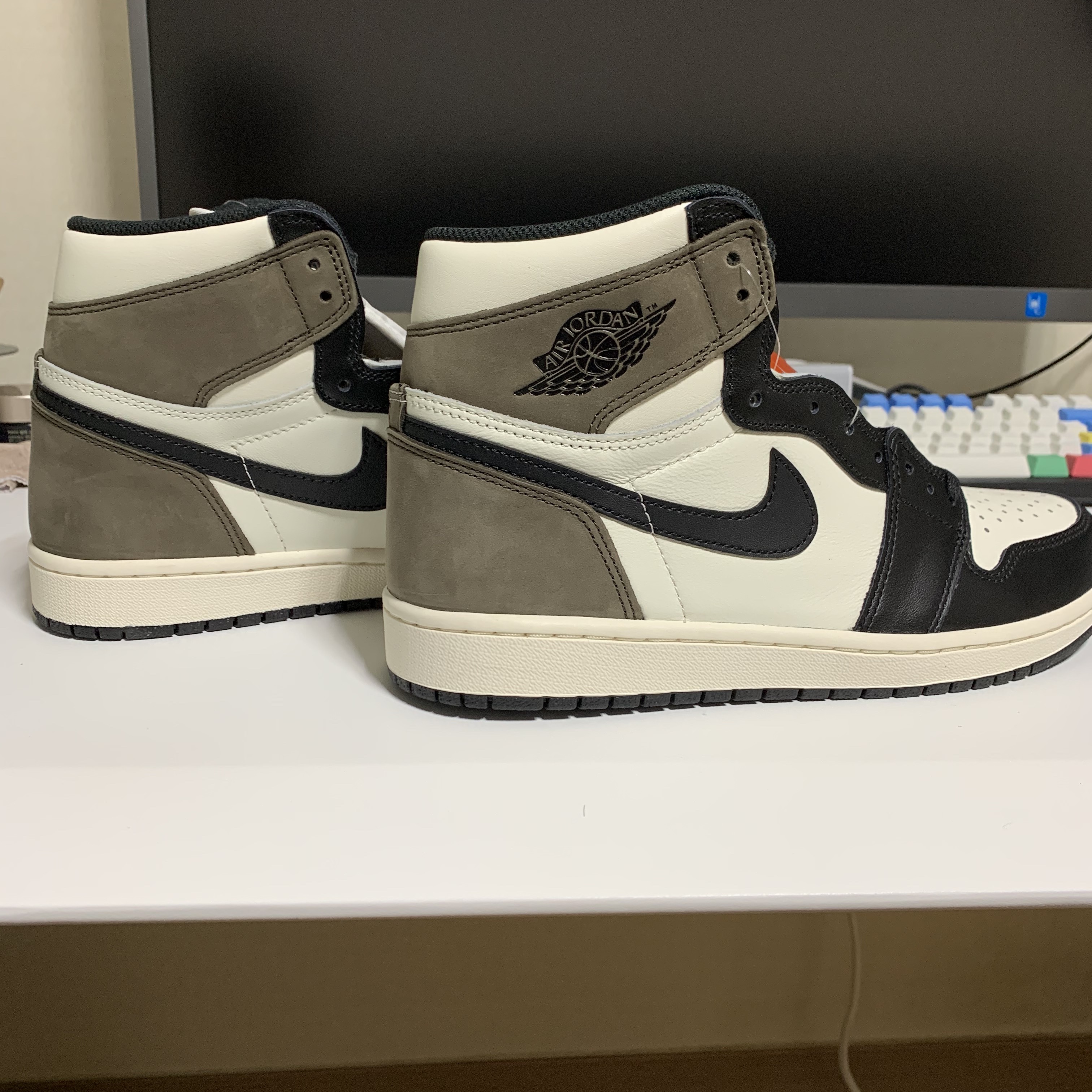 Jordan 1 Retro High OG Black Mocha 착용 스타일
