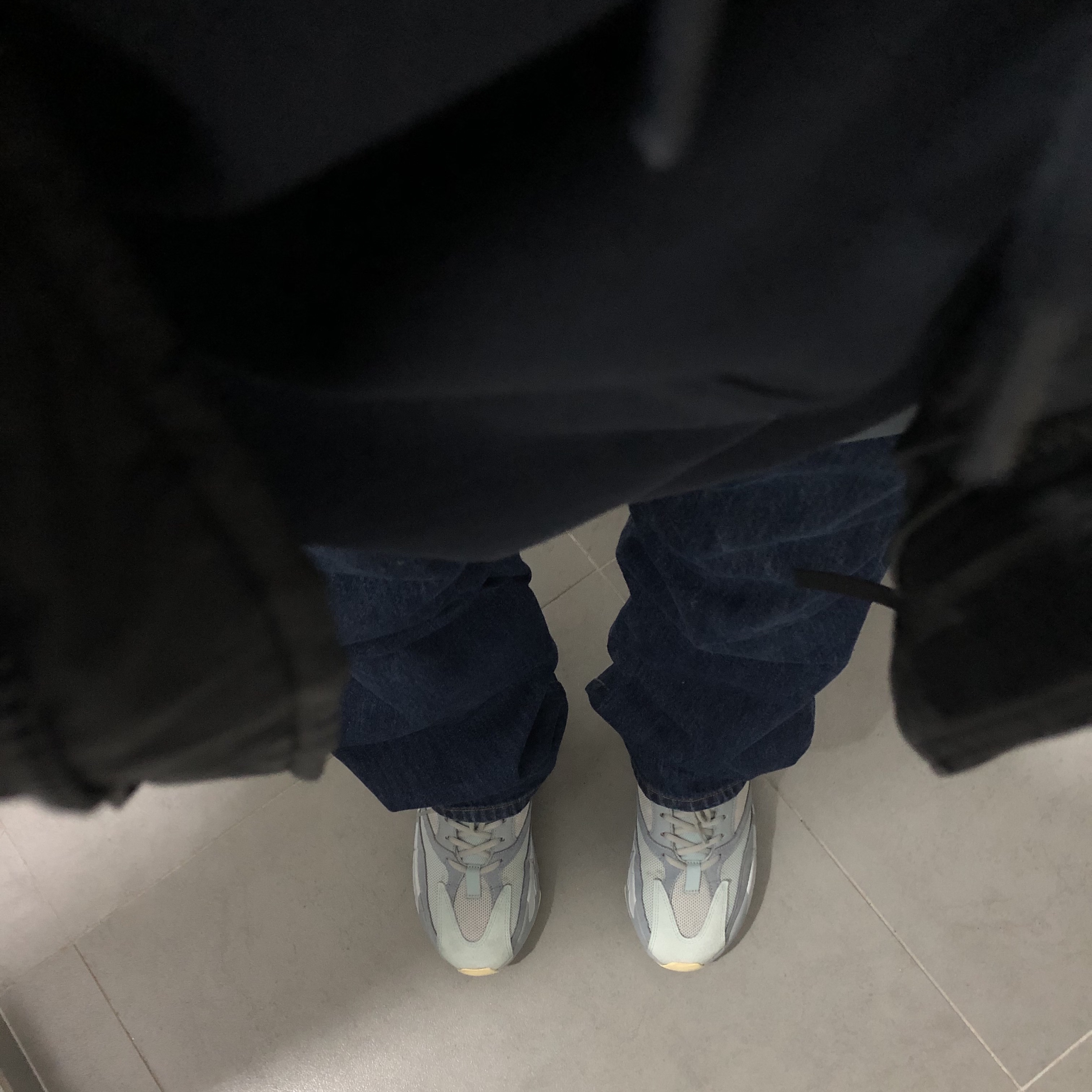 Adidas Yeezy Boost 700 Inertia 착용 스타일 - 2